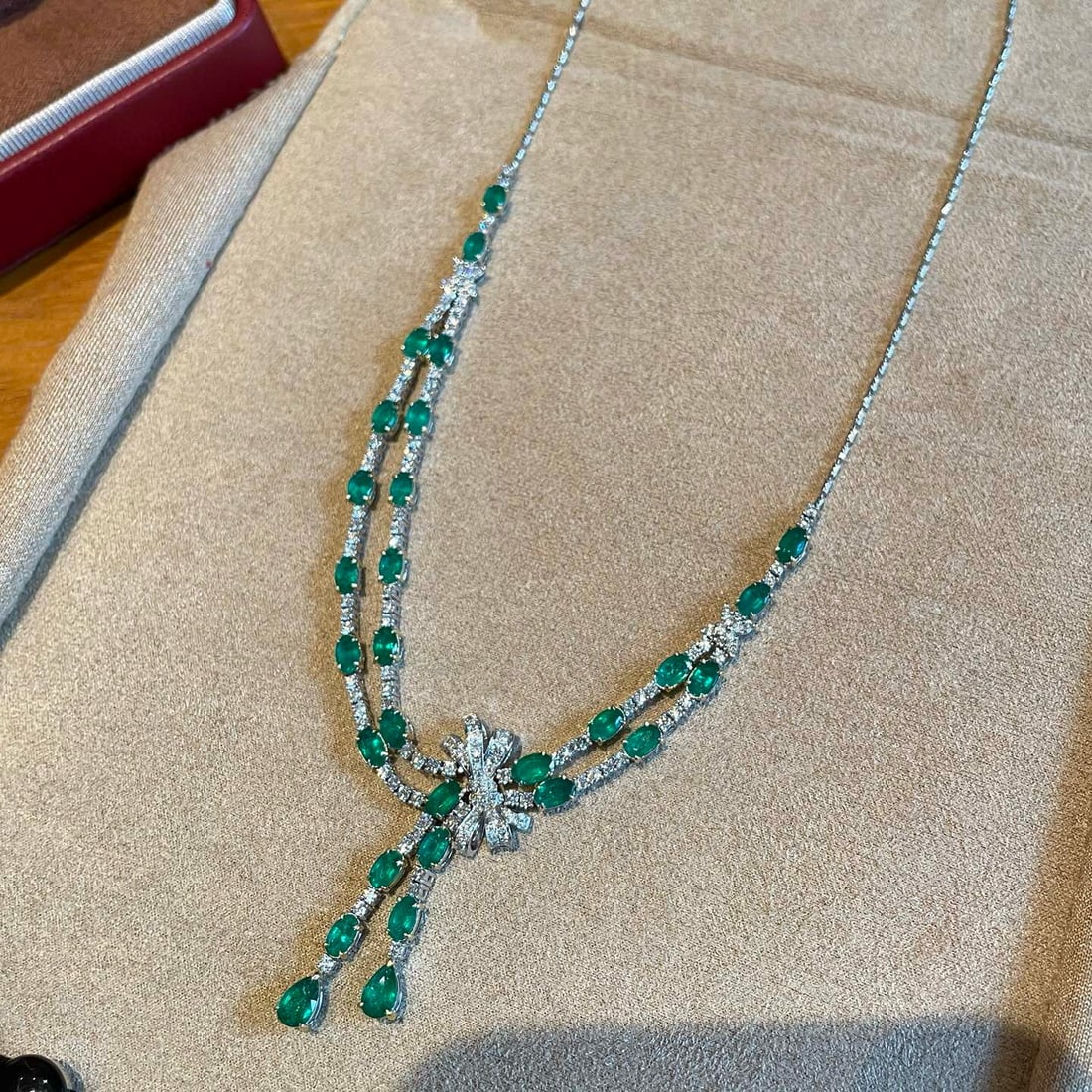 14k Gold 9 Ctw Natural Emerald & Diamond Necklace: Ref:230967081 // gold content:14k gold // main gemstone:emerald // shape:multiply // carat weight:7ct // color:green // treatment:natural // // adjacent gemstone 2 : diamond // shape:round // carat