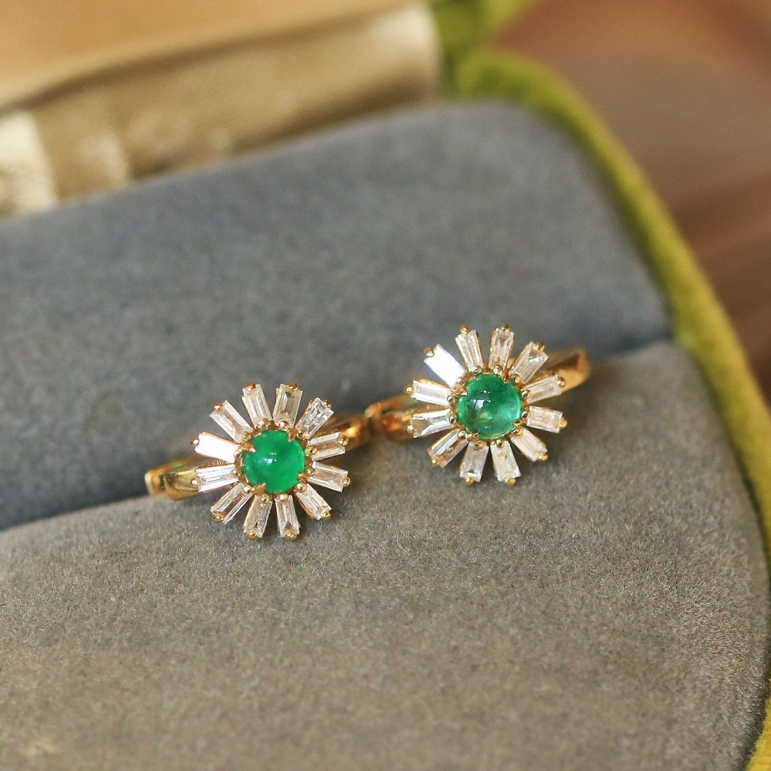 14k Gold 0.7 Ctw Natural Emerald & Diamond Earrings - 4