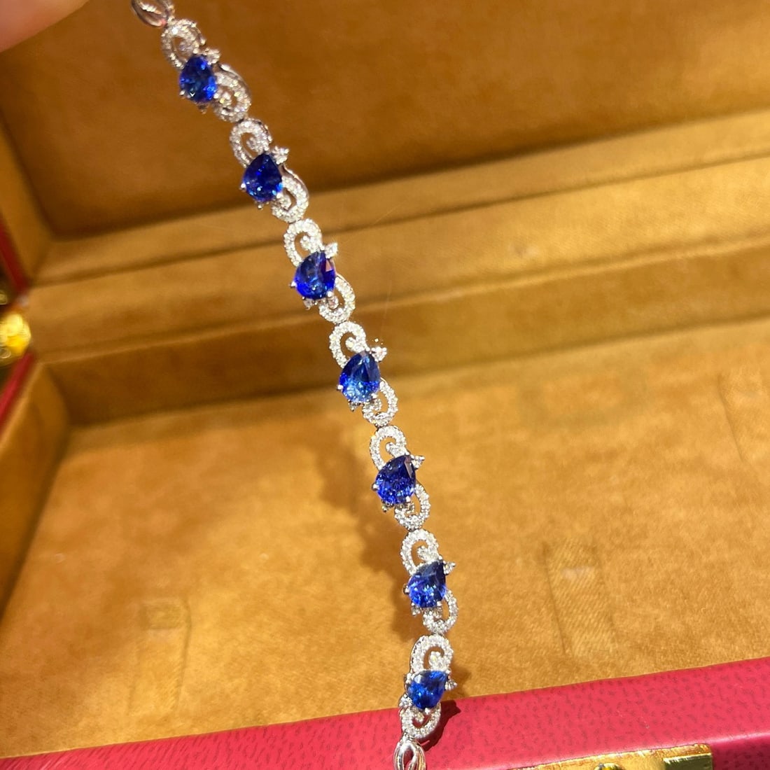 14k Gold 3.29 Ctw Natural Sapphire & Diamond Bracelet: Ref:230967174 // gold content:14k gold // main gemstone:sapphire // shape:pear // carat weight:2. 87ct // color:blue // treatment:natural // // adjacent gemstone 2 : diamond // shape:round // carat