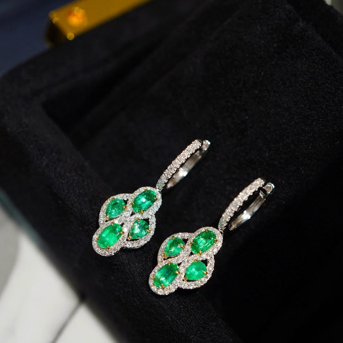 14k Gold 1.35 Ct Vivid Green Natural Emerald & Diamond Earrings: Ref:230967212 // gold content:14k gold // main gemstone:emerald // shape:multiply // carat weight:1. 35ct // color:vivid green // treatment:natural // // adjacent gemstone 2 : diamond // shape:round