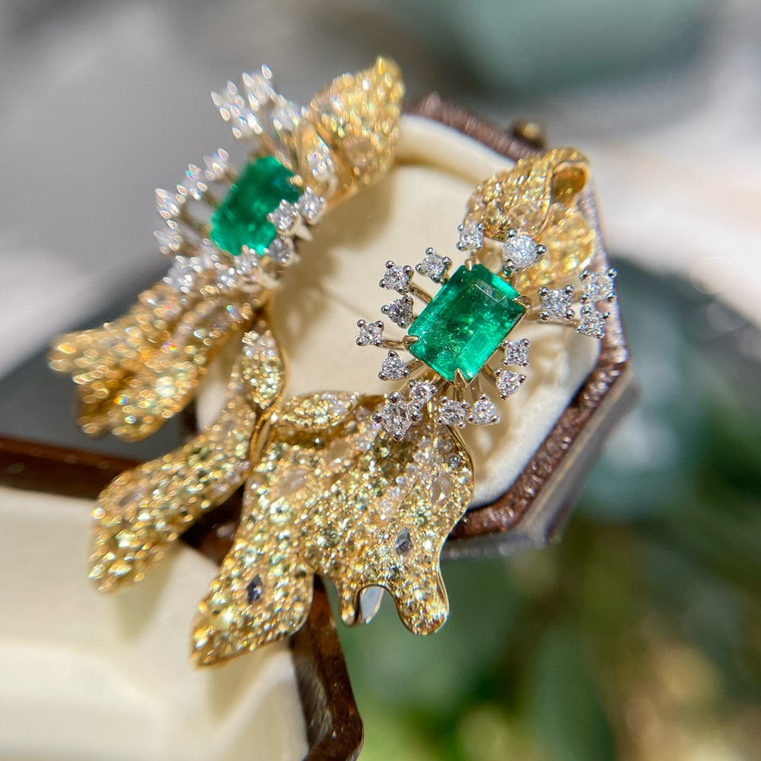 14k Gold 1.8 Ct Vivid Green Natural Emerald & Diamond Earrings: Ref:230967222 // gold content:14k gold // main gemstone:emerald // shape:octagonal // carat weight:1. 8ct // color:vivid green // treatment:natural // // adjacent gemstone 2 : diamond // shape:round