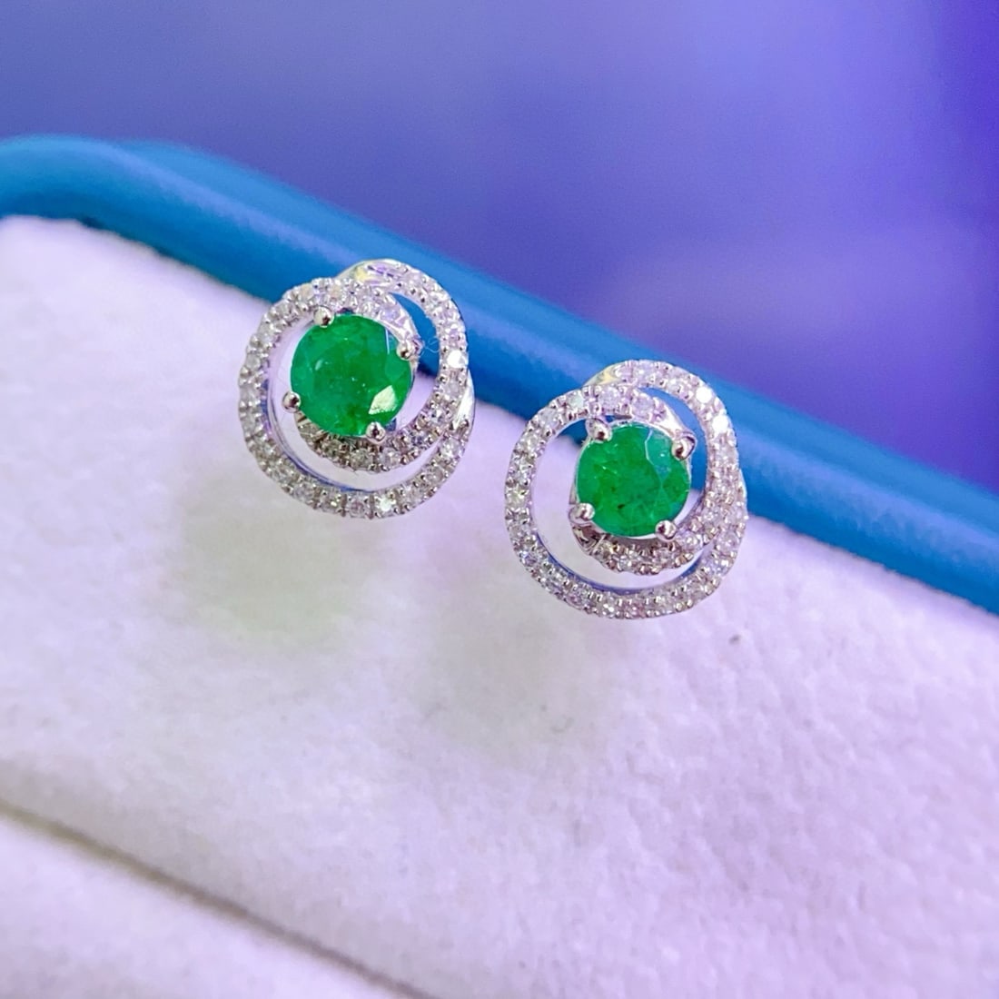 14k Gold 0.7 Ct Natural Emerald & Diamond Earrings - 4
