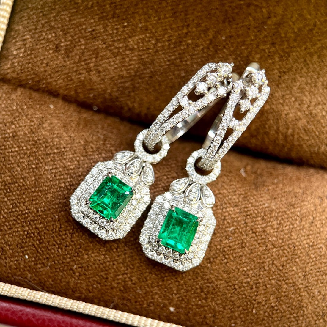 14k Gold 1.69 Ctw Vivid Green Natural Emerald & Diamond Earrings: Ref:230968021 // gold content:14k gold // main gemstone:emerald // shape:octagonal // carat weight:0. 93ct // color:vivid green // treatment:natural // // adjacent gemstone 2 : diamond // shape:round
