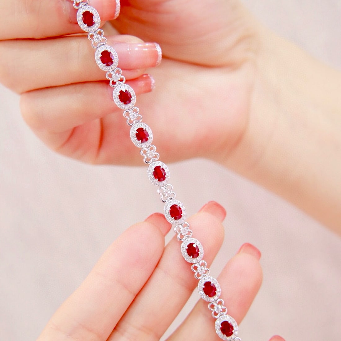 14k Gold 7.22 Ctw Natural Ruby & Diamond Bracelet: Ref:230968118 // gold content:14k gold // main gemstone:ruby // shape:oval // carat weight:6. 05ct // color:pigeonblood red // treatment:natural // // adjacent gemstone 2 : diamond // shape:round //