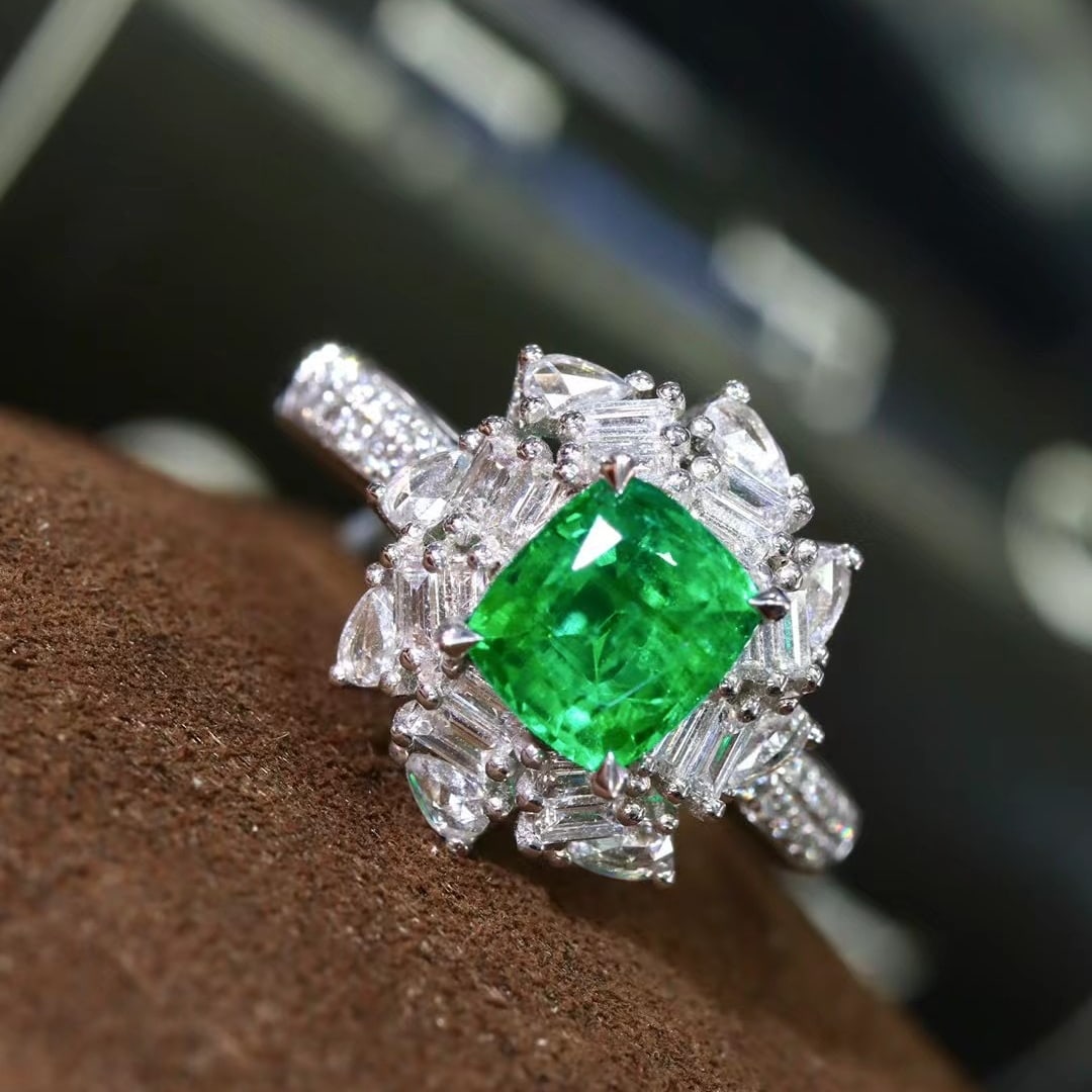 14k Gold 1.35 Ctw Vivid Green Natural Emerald & Diamond Ring: Ref:230968179 // gold content:14k gold // ring size:7. 25us // // main gemstone:emerald // shape:cushion // carat weight:0. 8ct // color:vivid green // treatment:natural // // adjacent gemstone 2 :