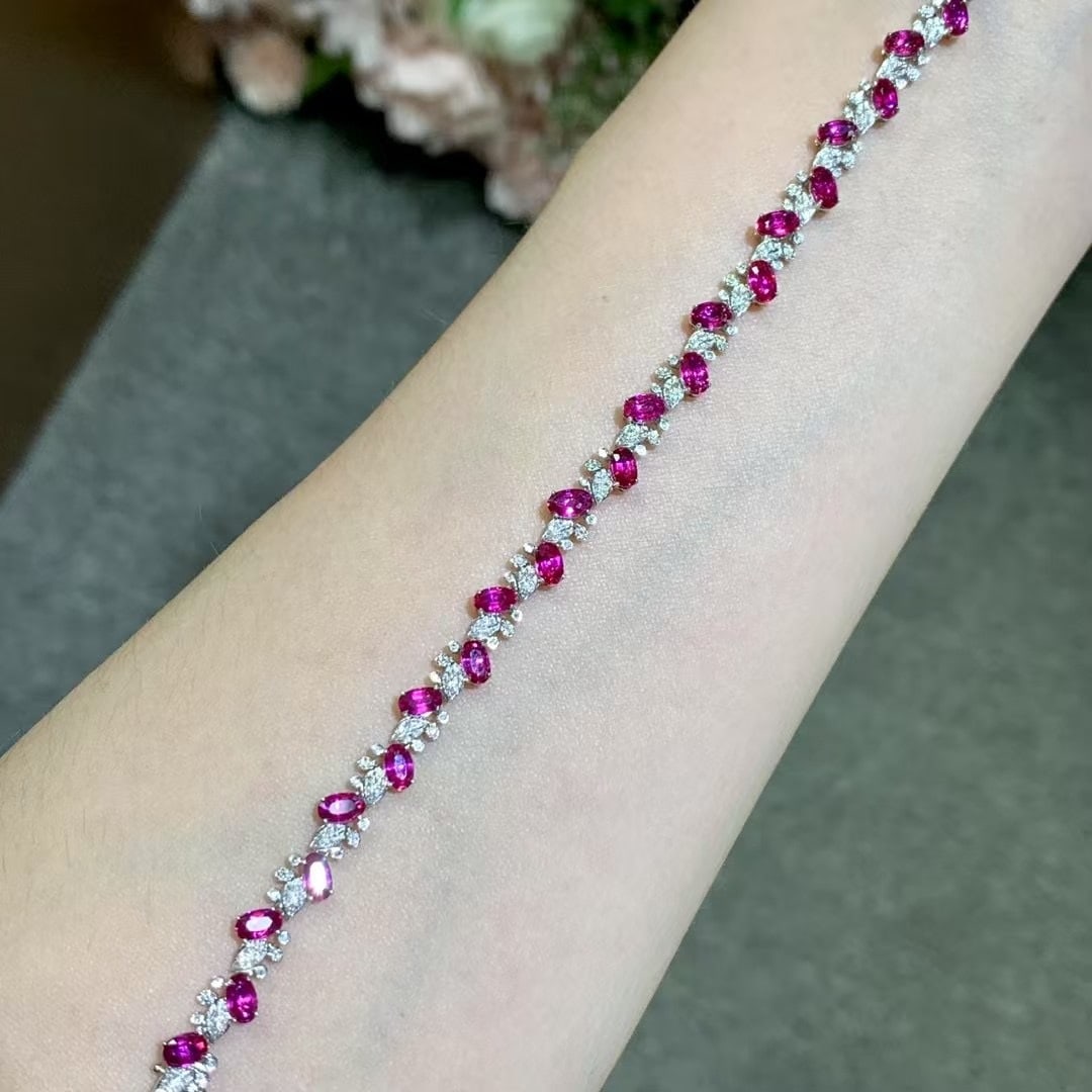 14k Gold 6.6 Ct Natural Ruby & Diamond Bracelet: Ref:230968225 // gold content:14k gold // main gemstone:ruby // shape:oval // carat weight:6. 6ct // color:red // treatment:natural // // adjacent gemstone 2 : diamond // shape:round // clarity
