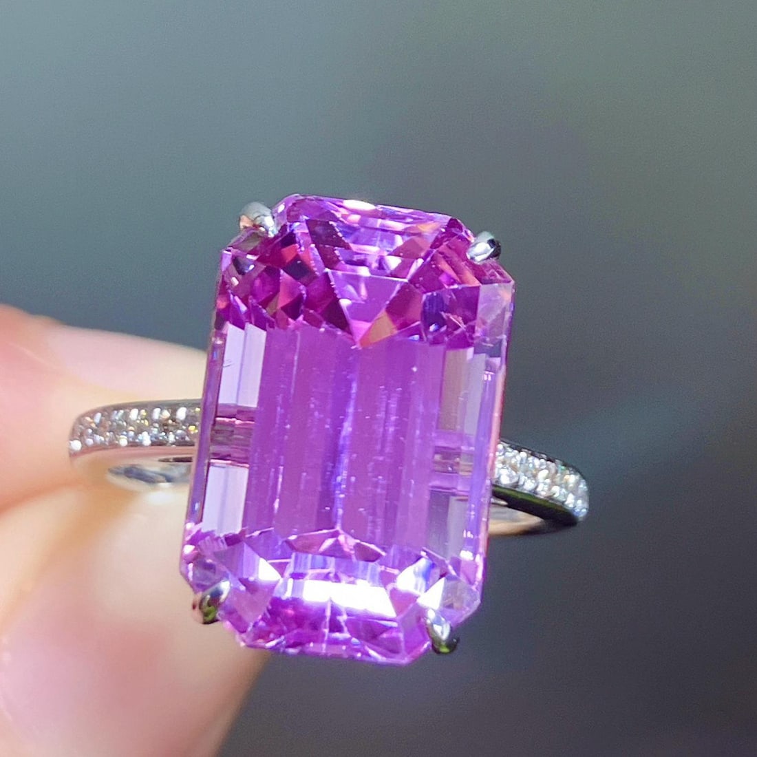 14k Gold 11.70 Ctw Natural Kunzite & Diamond Ring: Ref:231137008 // gold content:14k gold // ring size:7. 25us // // main gemstone:kunzite // shape:octagonal // carat weight:11. 56ct // color:pinkish purple // treatment:natural // // adjacent