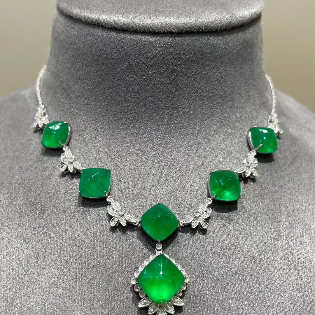 14k Gold 18.2 Ct Natural Emerald & Diamond Necklace: Ref:231137009 // gold content:14k gold // main gemstone:emerald // shape:sugar-loaf // carat weight:18. 2ct // color:green // treatment:natural // // adjacent gemstone 2 : diamond // shape:round //