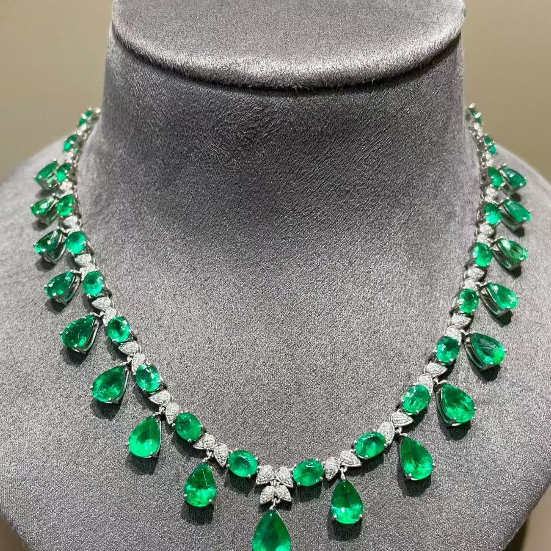 14k Gold 11 Ct Natural Emerald & Diamond Necklace: Ref:231137042 // gold content:14k gold // main gemstone:emerald // shape:multiple // carat weight:11ct // color:green // treatment:natural // // adjacent gemstone 2 : diamond // shape:round //