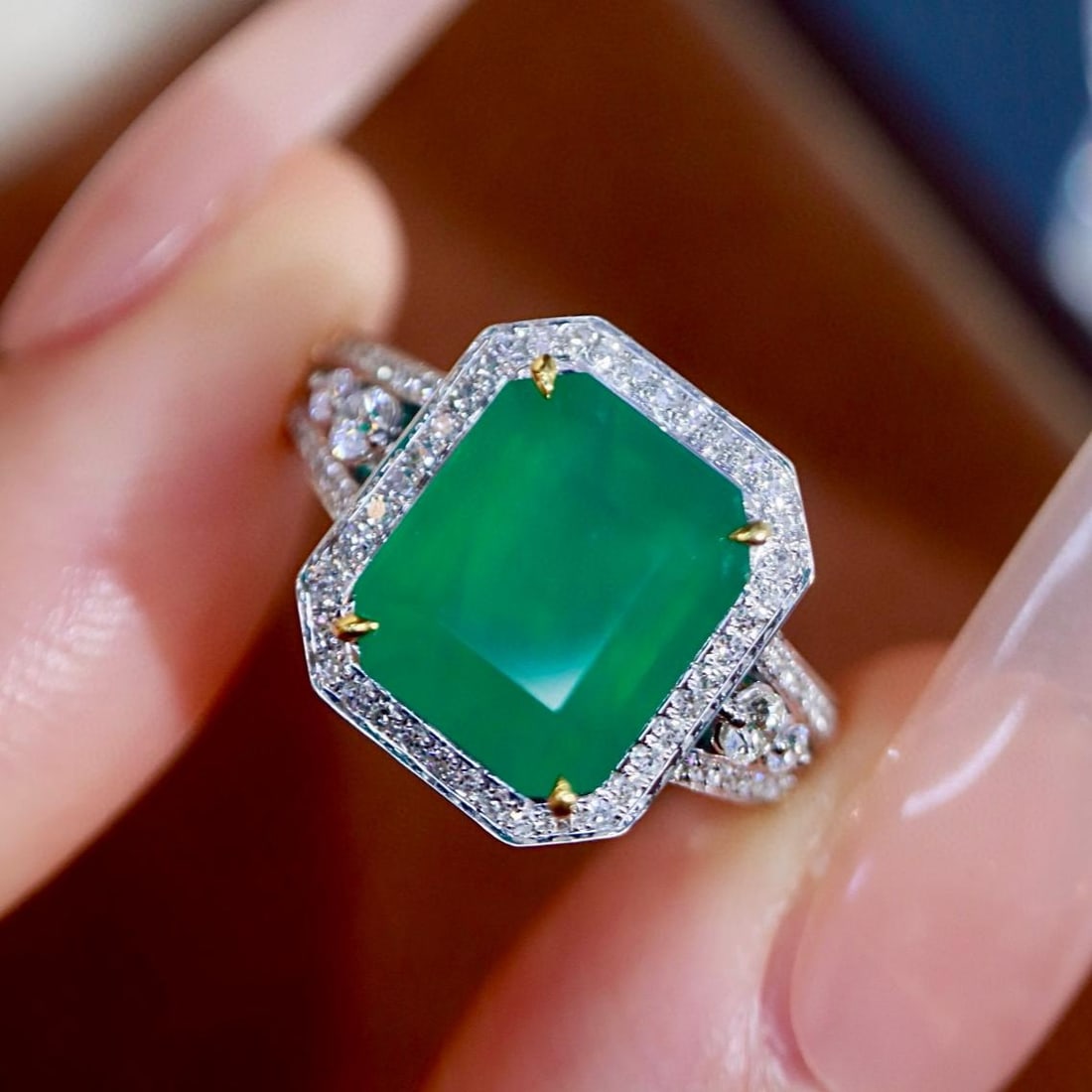 14k Gold 4.16 Ctw Natural Emerald & Diamond Ring: Ref:231137044 // gold content:14k gold // ring size:7. 25us // // main gemstone:emerald // shape:octagonal // carat weight:3. 87ct // color:green // treatment:natural // // adjacent gemstone 2 :