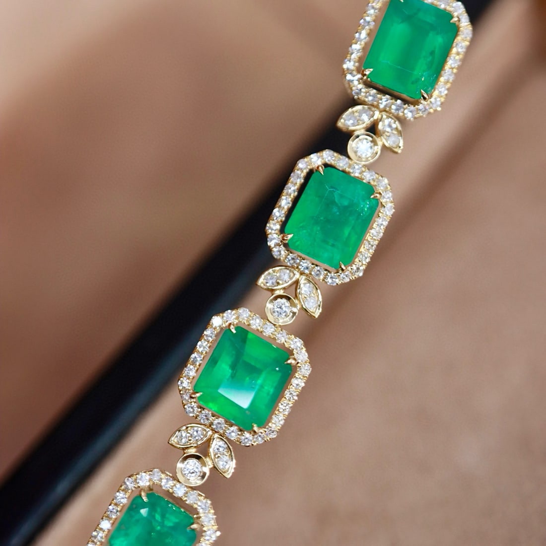 14k Gold 7.34 Ctw Natural Emerald & Diamond Bracelet - 8