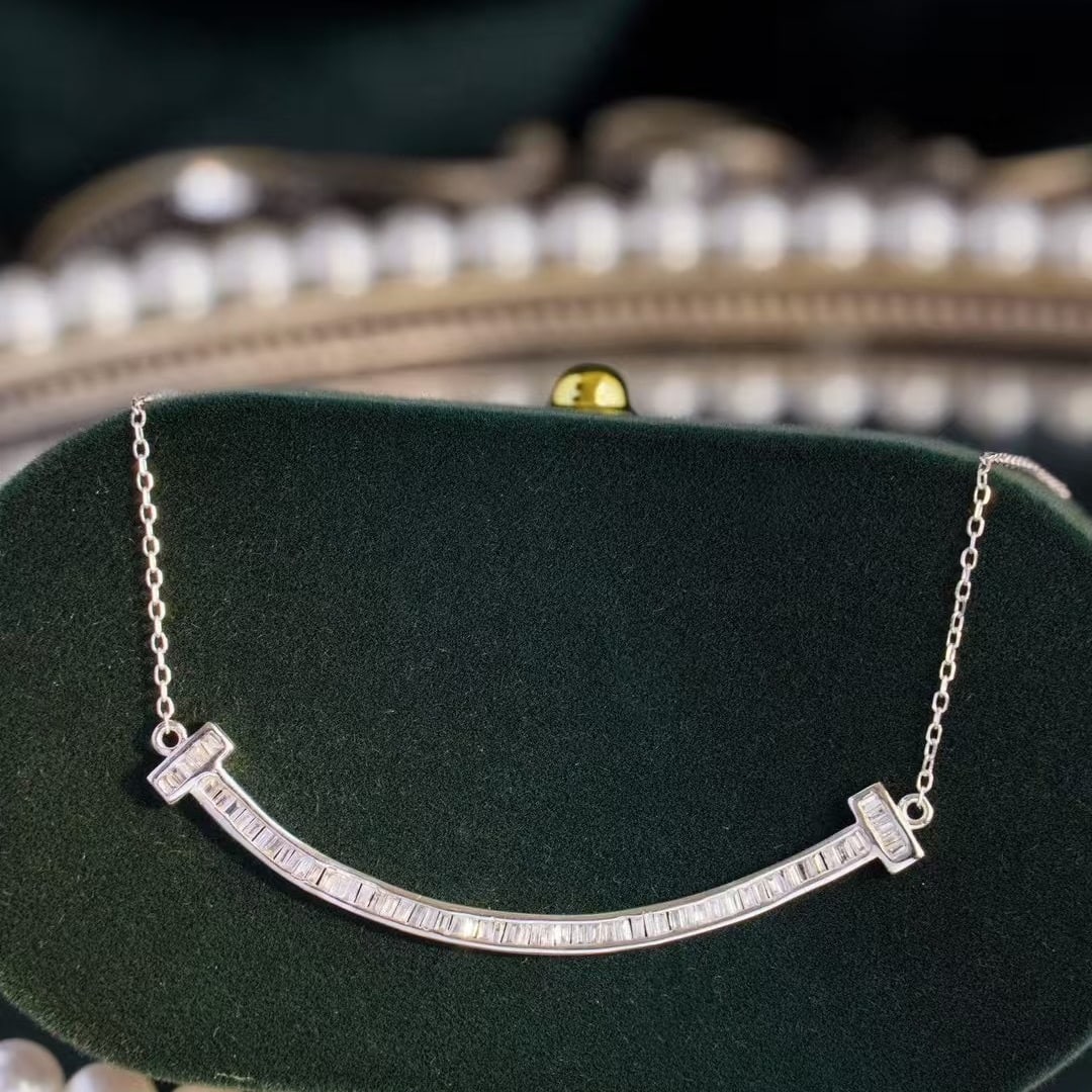 14k Gold 0.38 Ct Natural H Diamond Necklace: Ref:231137116 // gold content:14k gold // main gemstone:diamond // shape:baguette // carat weight:0. 38ct // clarity grade:vs-si // color:h // treatment:natural // Condition: NewLow Estimate:
