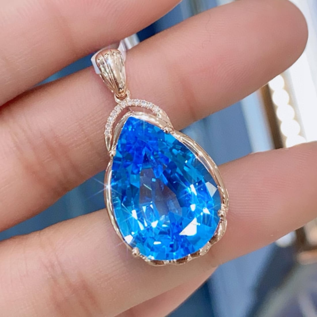 14k Gold 15.03 Ctw Natural Topaz & Diamond Pendant( Without Chain ): Ref:231137127 // gold content:14k gold // main gemstone:topaz // shape:pear // carat weight:15ct // color:blue // treatment:natural // // adjacent gemstone 2 : diamond // number of stones:11 //