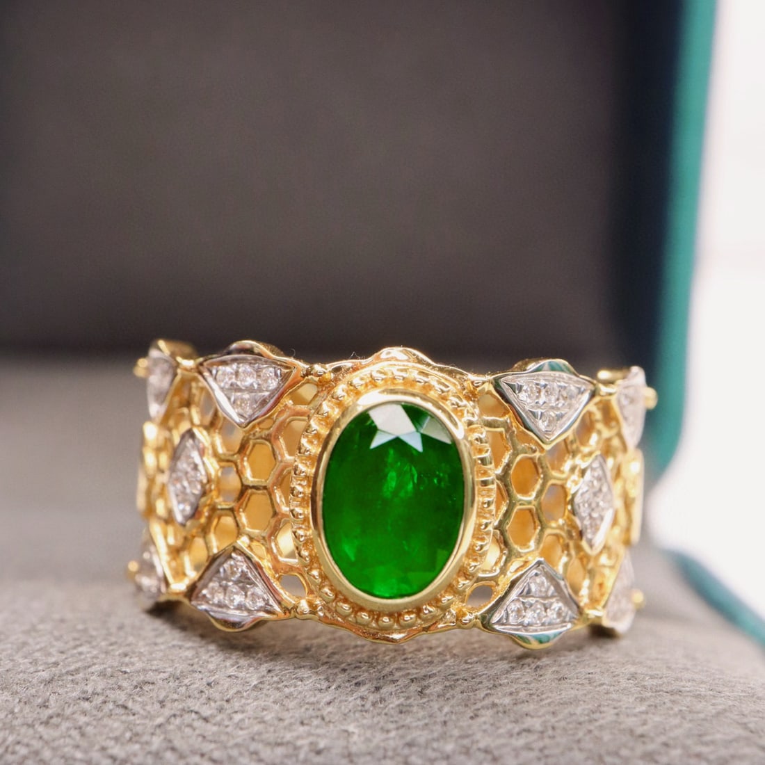 14k Gold 0.80 Ctw Vivid Green Natural Emerald & Diamond Ring (1 of 5)