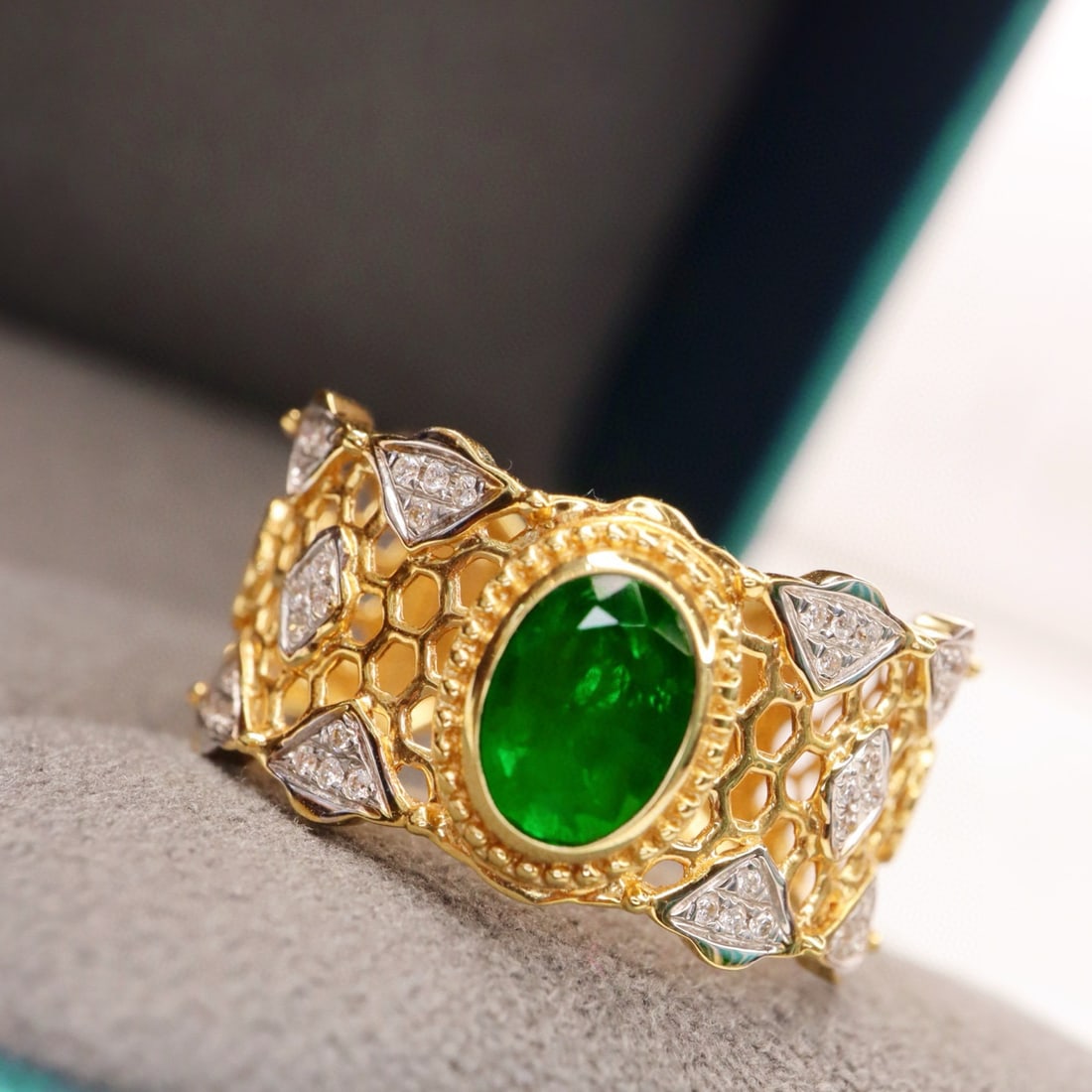 14k Gold 0.80 Ctw Vivid Green Natural Emerald & Diamond Ring - 3