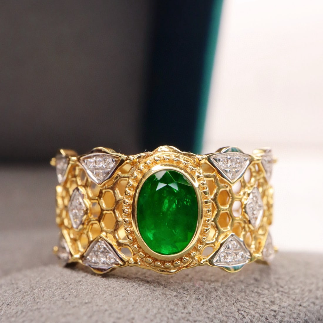 14k Gold 0.80 Ctw Vivid Green Natural Emerald & Diamond Ring - 4