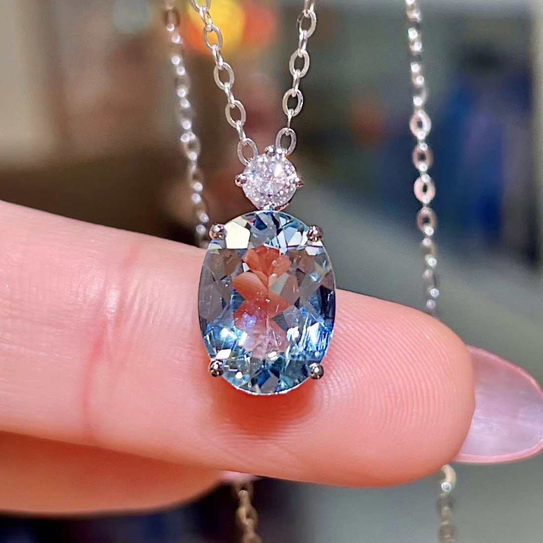 14k Gold 2.47 Ctw Natural Aquamarine & Diamond Necklace: Ref:231137198 // gold content:14k gold // main gemstone:aquamarine // shape:oval // carat weight:2. 35ct // color:blue // treatment:natural // // adjacent gemstone 2 : diamond // shape:round //