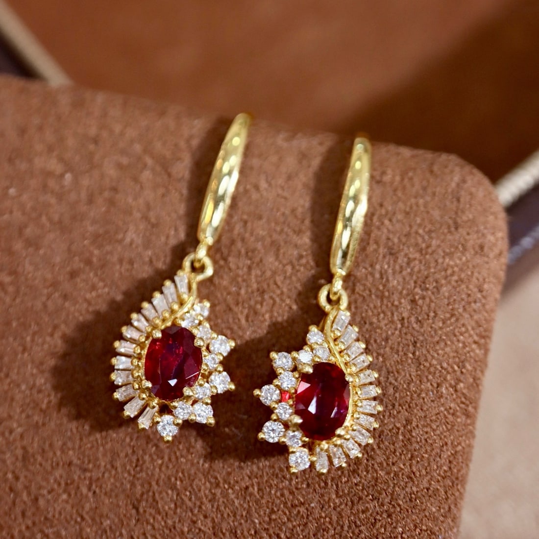 14k Gold 1.31 Ctw Natural Ruby & Diamond Earrings: Ref:231137217 // gold content:14k gold // main gemstone:ruby // shape:oval // carat weight:0. 83ct // color:red // treatment:natural // // adjacent gemstone 2 : diamond // shape:multiple // carat weig
