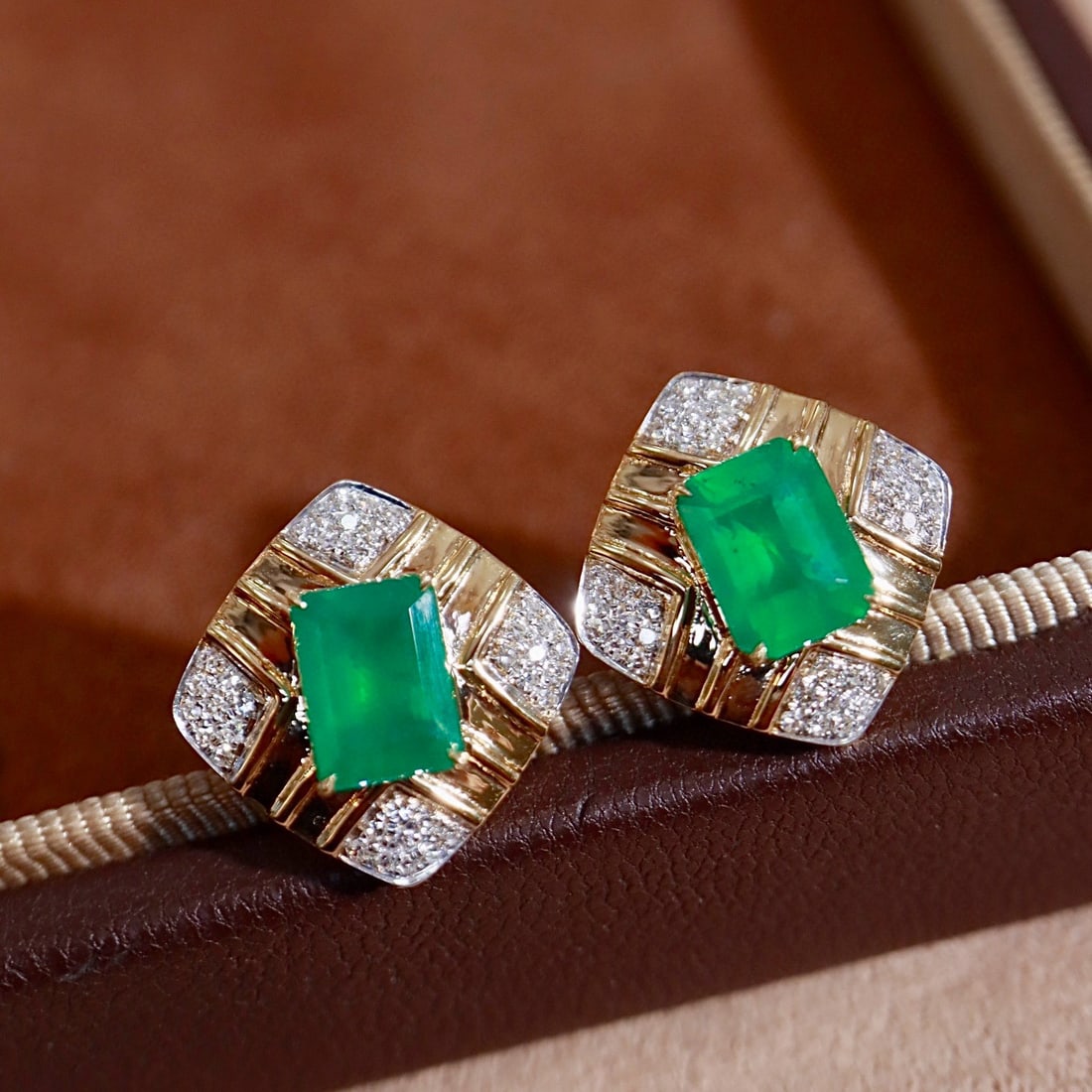 14k Gold 2.46 Ctw Natural Emerald & Diamond Earrings: Ref:231137218 // gold content:14k gold // main gemstone:emerald // shape:octagonal // carat weight:2. 28ct // color:green // treatment:natural // // adjacent gemstone 2 : diamond // shape:round // car