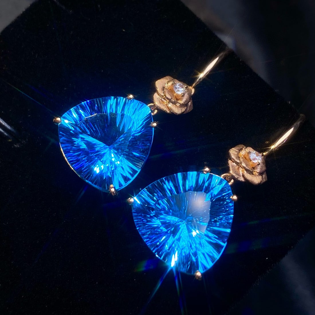 14k Gold 20.48 Ct Natural Topaz & Diamond Earrings: Ref:231137235 // gold content:14k gold // main gemstone:topaz // shape:triangle // carat weight:20. 48ct // color:blue // treatment:natural // // adjacent gemstone 2 : diamond // number of stones:2