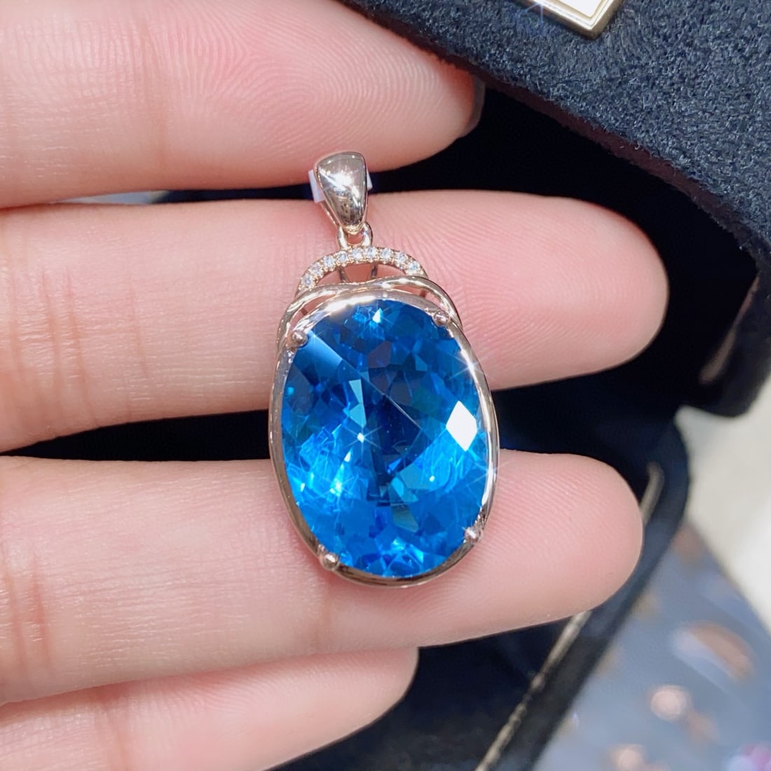 14k Gold 11.77 Ctw Natural Topaz & Diamond Pendant( Without Chain ): Ref:231137236 // gold content:14k gold // main gemstone:topaz // shape:oval // carat weight:11. 75ct // color:blue // treatment:natural // // adjacent gemstone 2 : diamond // number of stones:9 //