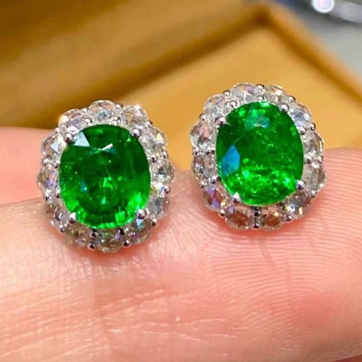 14k Gold 2.5 Ct Natural Tsavorite & Diamond Earrings: Ref:231137240 // gold content:14k gold // main gemstone:tsavorite // shape:oval // carat weight:2. 5ct // color:green // treatment:natural // // adjacent gemstone 2 : diamond // shape:round //