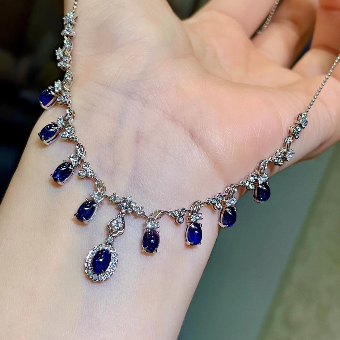 14k Gold 6.05 Ctw Natural Sapphire & Diamond Necklace: Ref:231137260 // gold content:14k gold // main gemstone:sapphire // shape:oval // carat weight:5. 08ct // color:blue // treatment:natural // // adjacent gemstone 2 : diamond // shape:round // carat