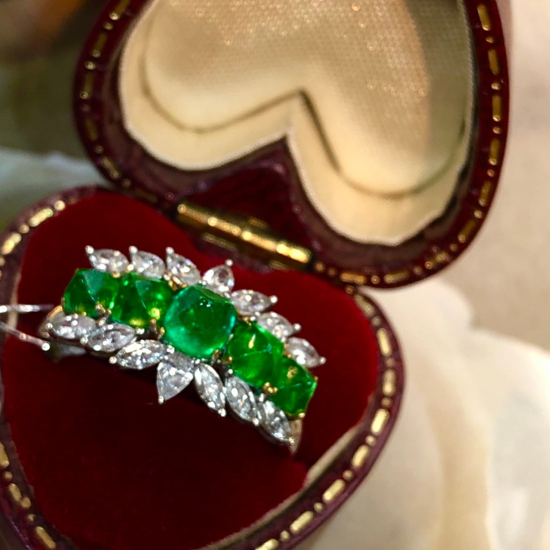14k Gold 2.32 Ctw Natural Emerald & Diamond Ring: Ref:231138045 // gold content:14k gold // ring size:7. 25us // // main gemstone:emerald // shape:sugar-loaf // carat weight:1. 52ct // color:green // treatment:natural // // adjacent gemstone 2 :