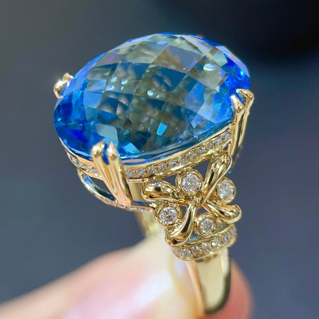 14k Gold 20.38 Ctw Natural Topaz & Diamond Ring - 4