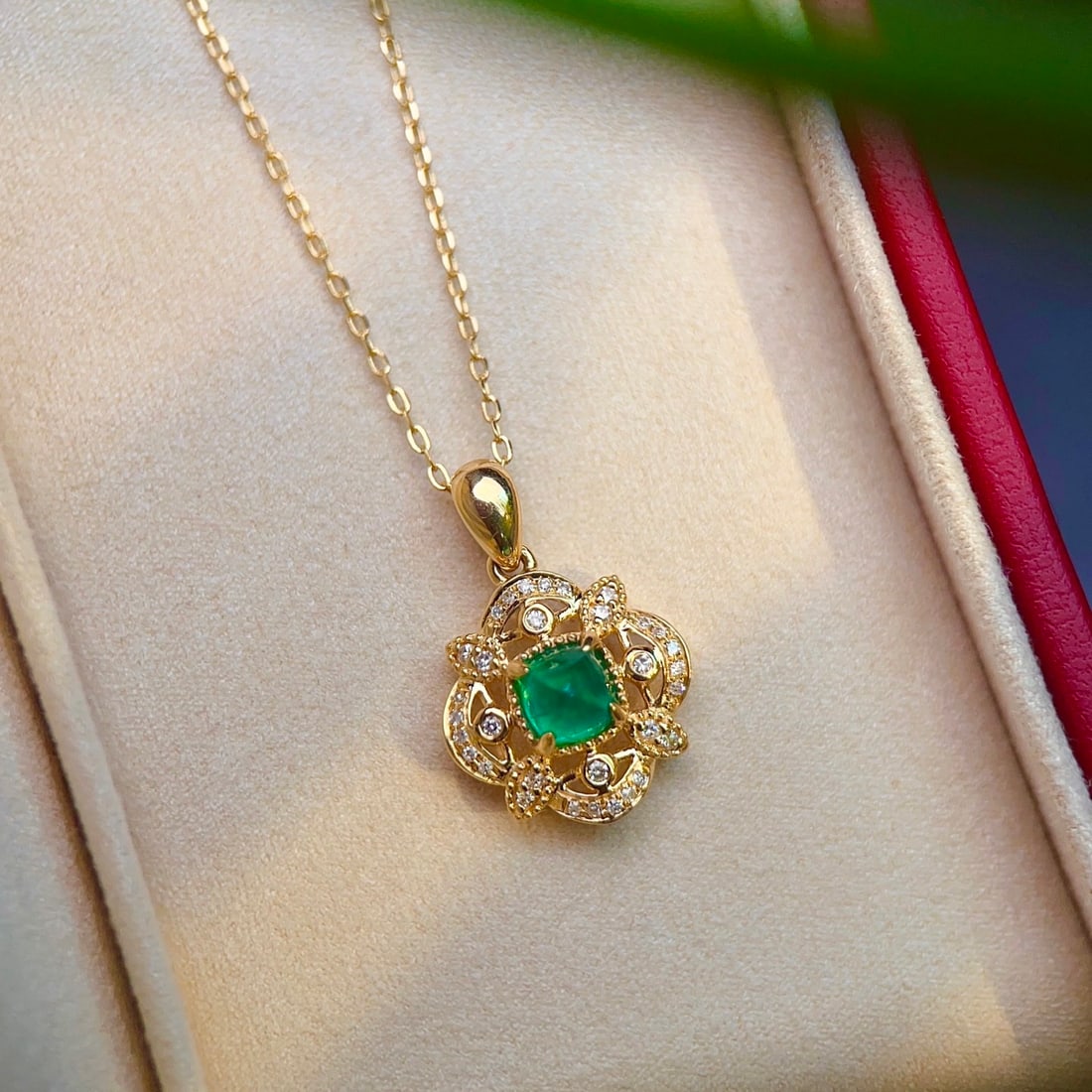 14k Gold 0.61 Ct Natural Emerald & Diamond Pendant( Without Chain ): Ref:231138110 // gold content:14k gold // main gemstone:emerald // shape:sugar-loaf // carat weight:0. 61ct // color:green // treatment:natural // // adjacent gemstone 2 : diamond // number of