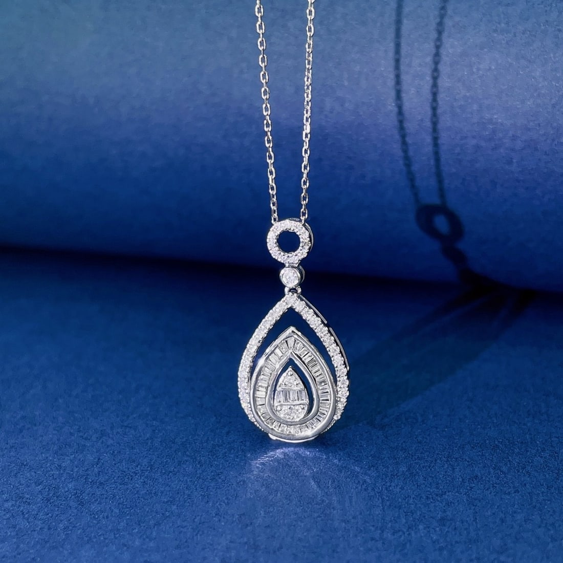 14k Gold 0.40 Ctw Natural H Diamond Necklace: Ref:231138145 // gold content:14k gold // main gemstone:diamond // shape:baguette // carat weight:0. 18ct // clarity grade:vs-si // color:h // treatment:natural // // adjacent gemstone 2 : diamond