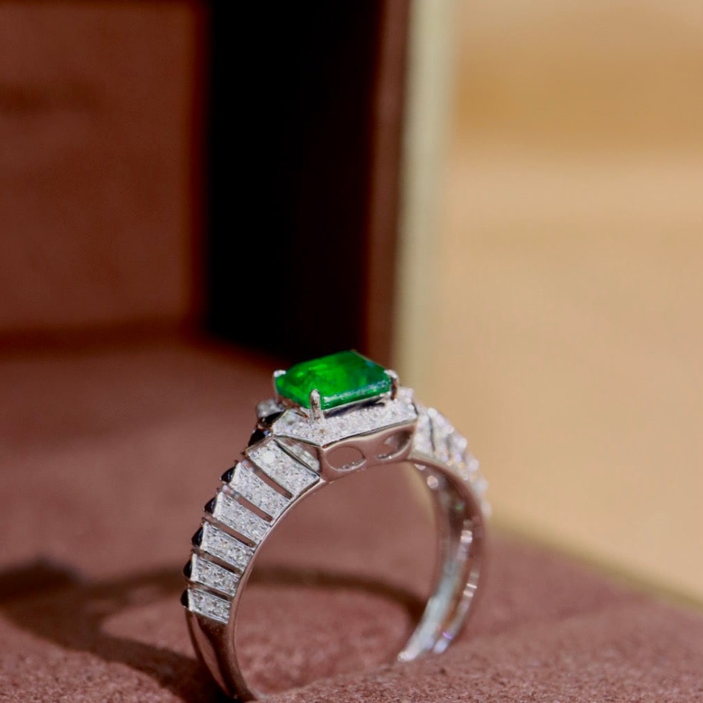 14k Gold 1.00 Ctw Vivid Green Natural Emerald & Diamond Ring - 3