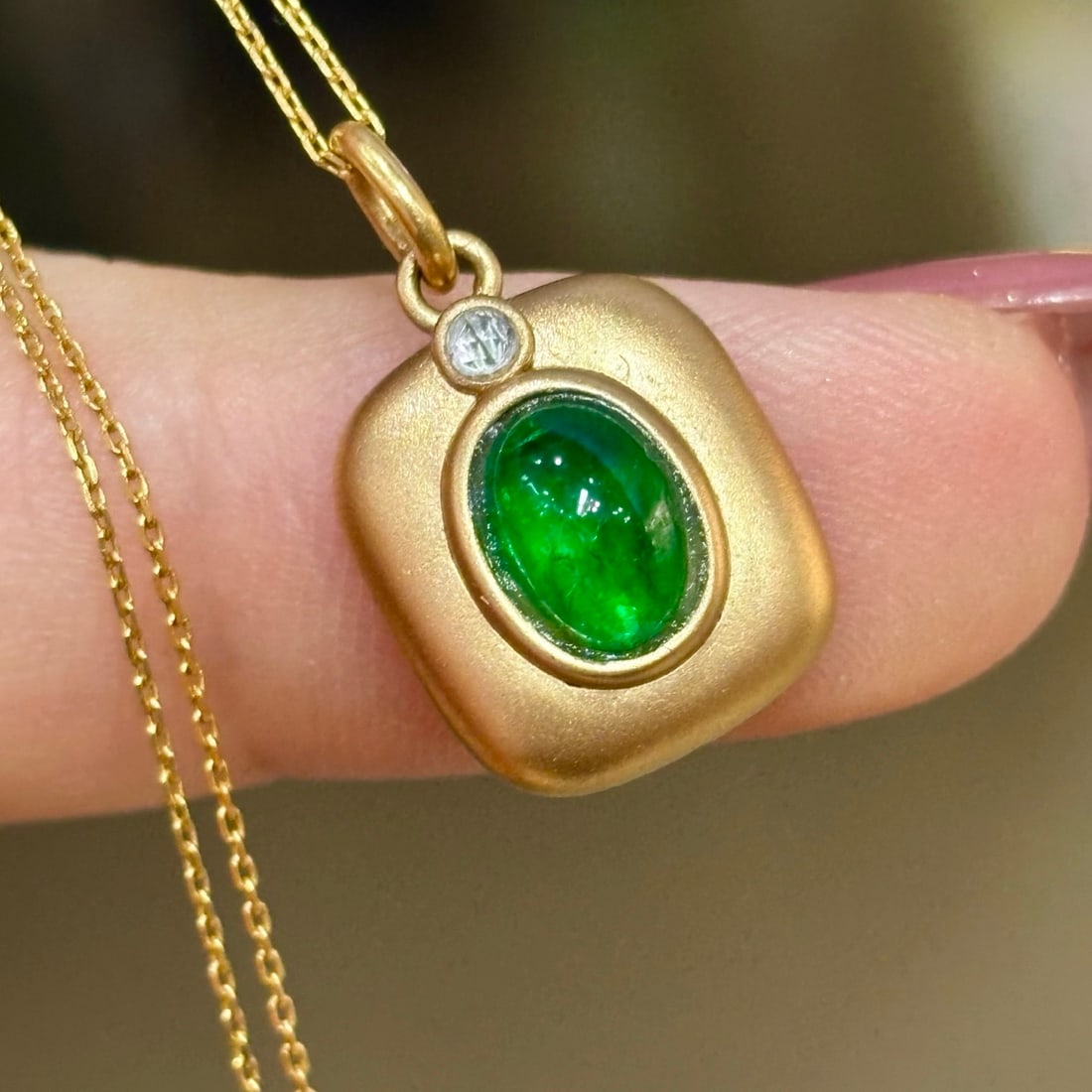 14k Gold 0.7 Ct Natural Emerald & Diamond Necklace: Ref:231138188 // gold content:14k gold // main gemstone:emerald // shape:oval // carat weight:0. 7ct // color:green // treatment:natural // // adjacent gemstone 2 : diamond // shape:round //