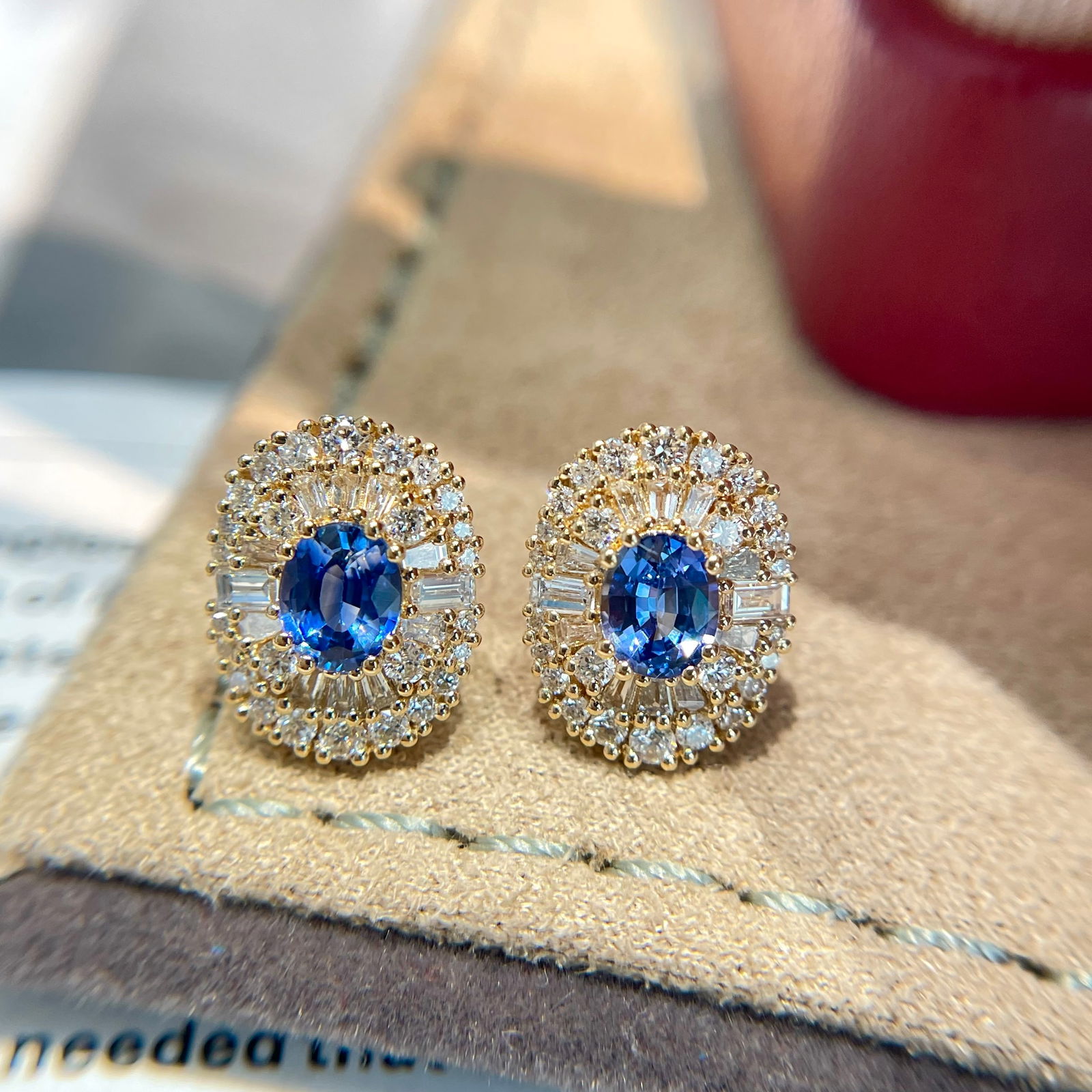 14k Gold 1.00 Ct Natural Sapphire & Diamond Earrings: Ref:231138194 // gold content:14k gold // main gemstone:sapphire // shape:oval // carat weight:1. 00ct // color:blue // treatment:natural // // adjacent gemstone 2 : diamond // shape:multiple // clari