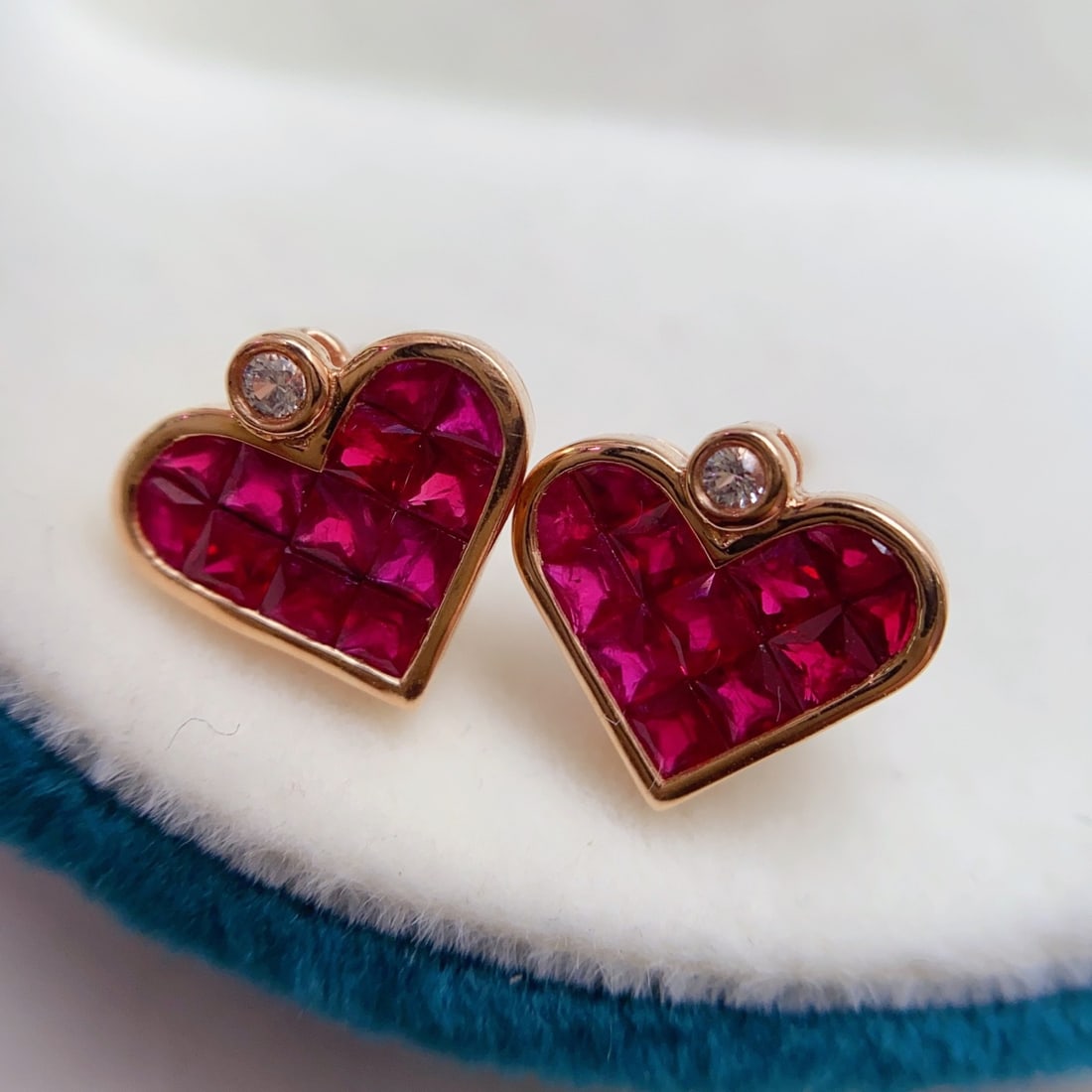 14k Gold 2.00 Ct Natural Ruby & Sapphire Earrings: Ref:231138198 // gold content:14k gold // main gemstone:ruby // shape:princess // carat weight:2. 00ct // color:red // treatment:natural // // adjacent gemstone 2 : sapphire // number of stones:2