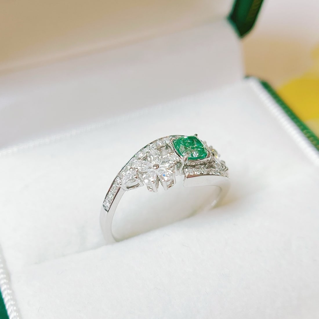 Gia Certified 14k Gold 1.05 Ctw Natural Green Diamond & Diamond Ring - 2