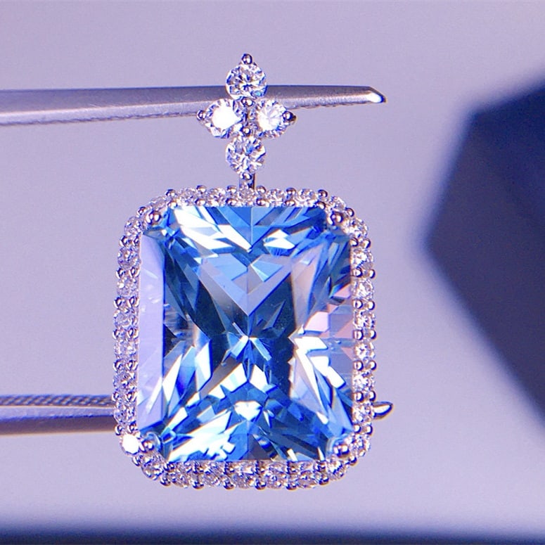 14k Gold 4.5 Ct Natural Aquamarine & Diamond Pendant( Without Chain ): Ref:231138287 // gold content:14k gold // main gemstone:aquamarine // shape:octagonal // carat weight:4. 5ct // color:blue // treatment:natural // // adjacent gemstone 2 : diamond // shape:round //