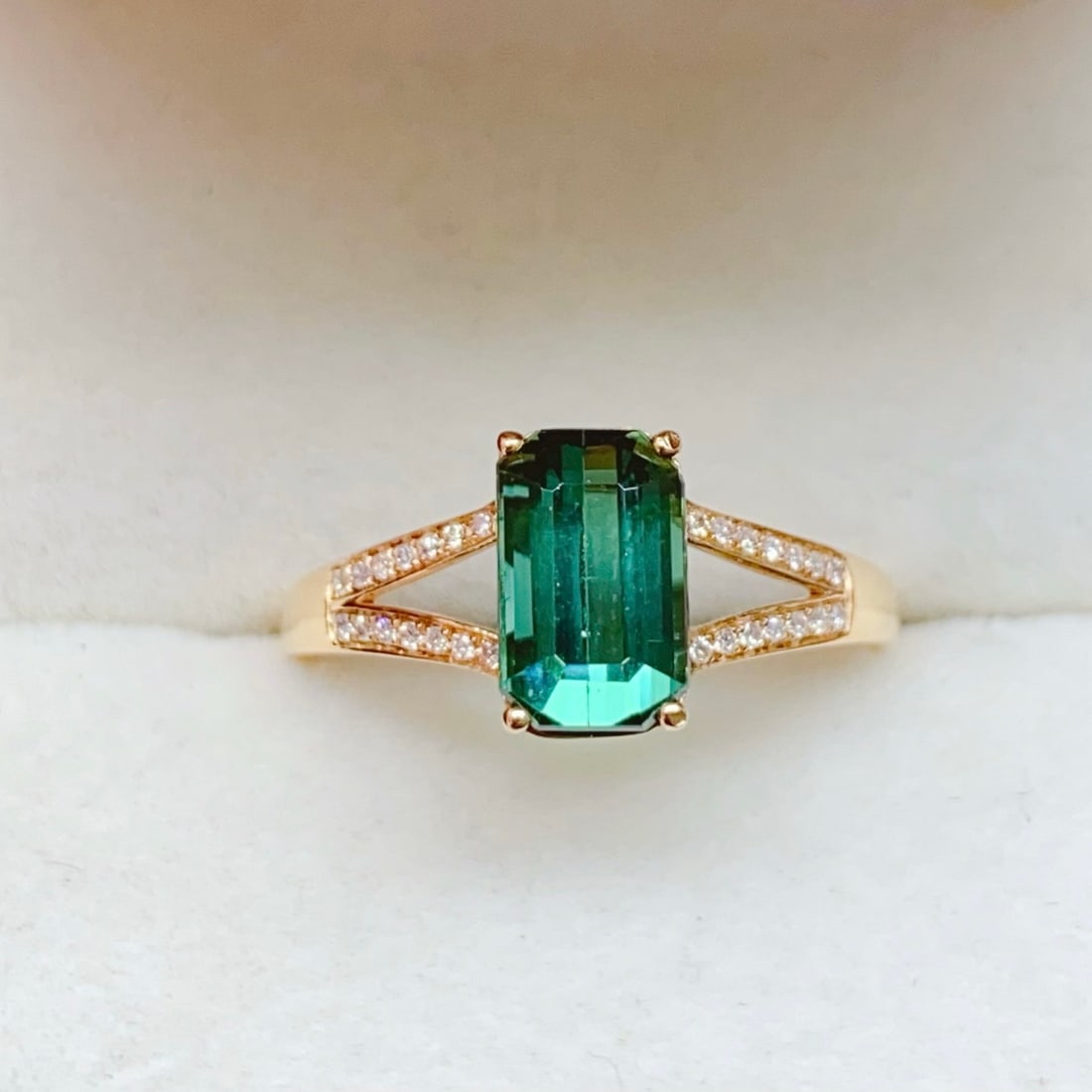 14k Gold 1.78 Ctw Natural Tourmaline & Diamond Ring: Ref:231138315 // gold content:14k gold // ring size:7. 25us // // main gemstone:tourmaline // shape:octagonal // carat weight:1. 7ct // color:green // treatment:natural // // adjacent gemstone 2 :