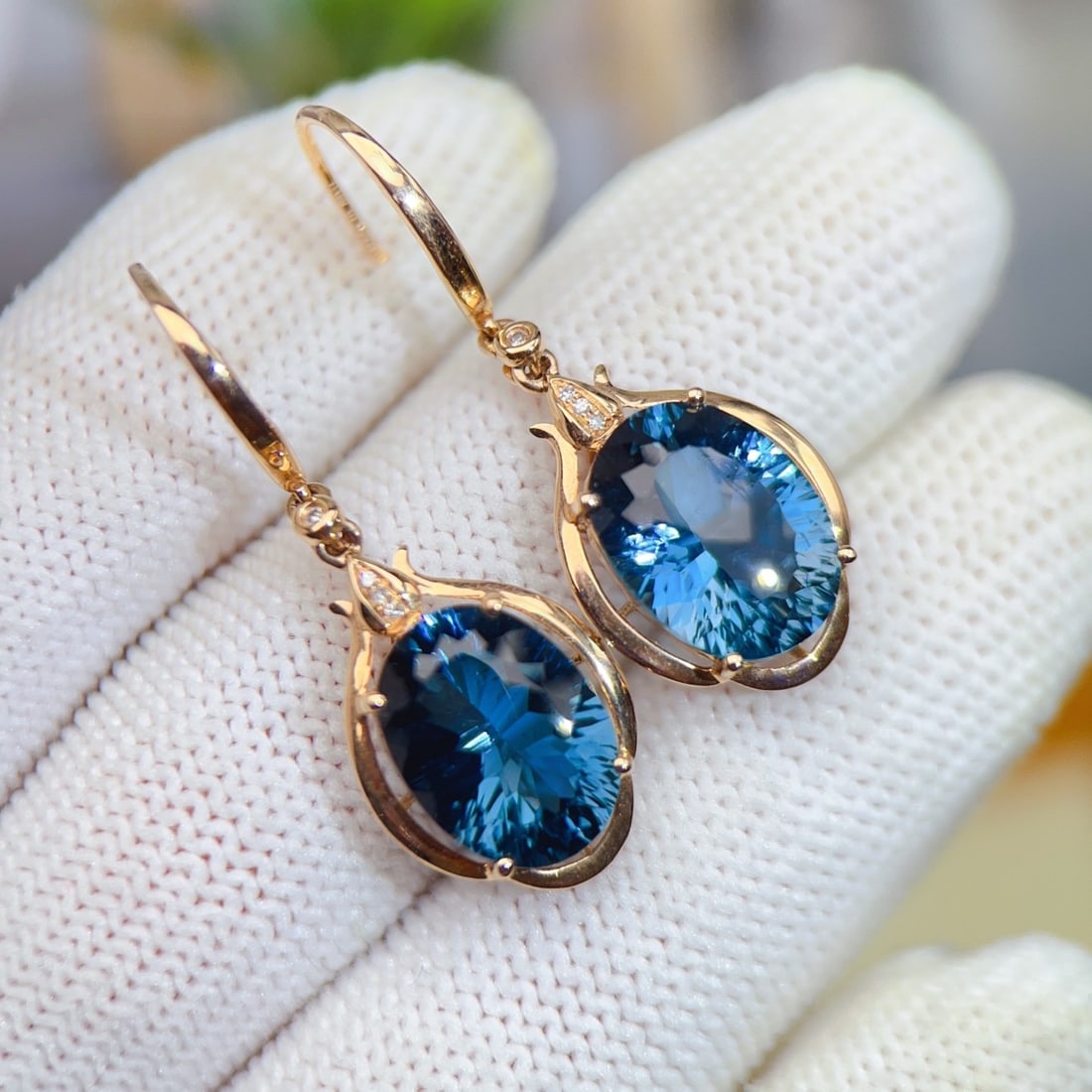 14k Gold 10.18 Ctw Natural Topaz & Diamond Earrings: Ref:231138316 // gold content:14k gold // main gemstone:topaz // shape:oval // carat weight:10. 15ct // color:blue // treatment:natural // // adjacent gemstone 2 : diamond // number of stones:8 //