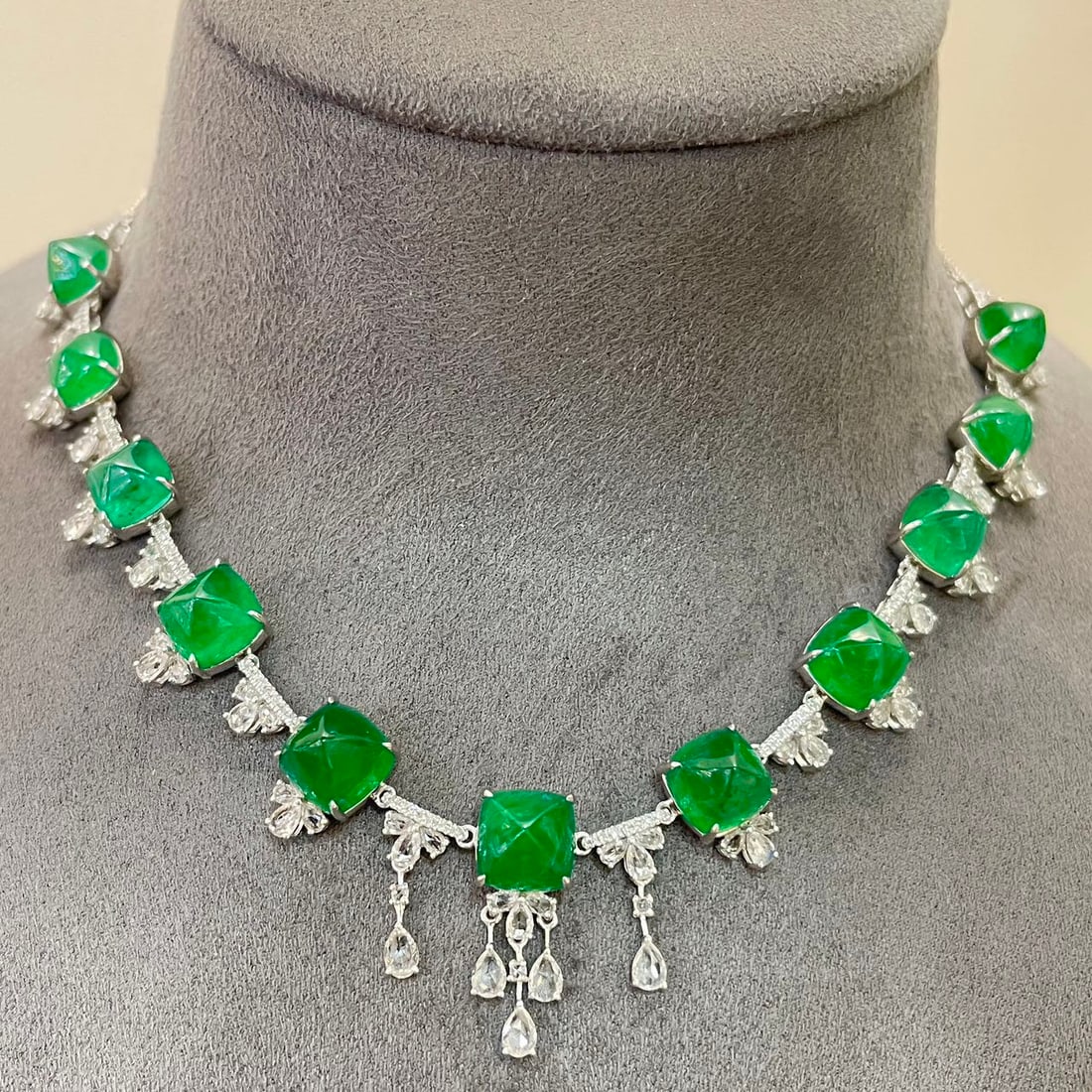 14k Gold 21.4 Ct Natural Emerald & Diamond & Sapphire Necklace: Ref:231138317 // gold content:14k gold // main gemstone:emerald // shape:sugar-loaf // carat weight:21. 4ct // color:green // treatment:natural // // adjacent gemstone 2 : diamond // shape:round // cl