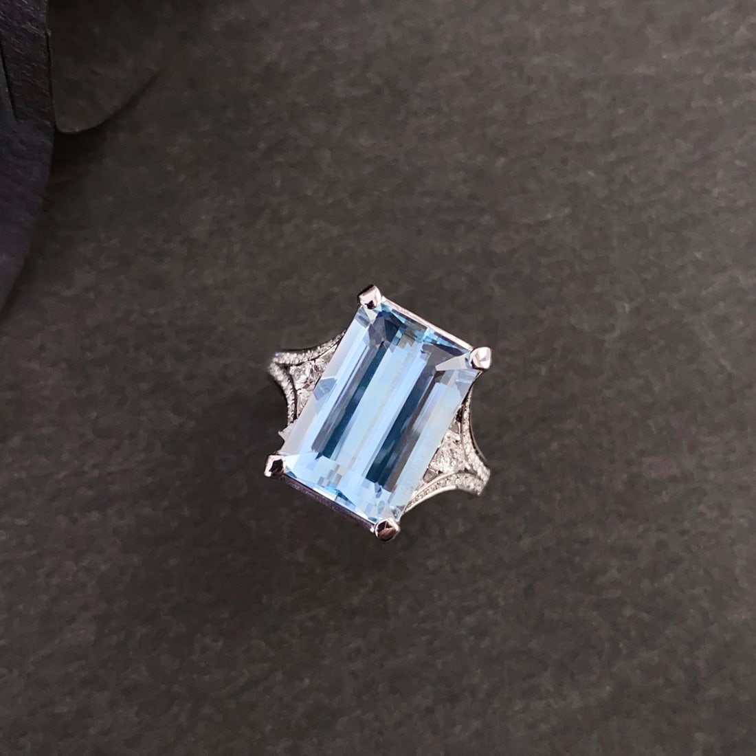 14k Gold 7.67 Ctw Natural Aquamarine & Diamond Ring: Ref:231138320 // gold content:14k gold // ring size:7. 25us // // main gemstone:aquamarine // shape:octagonal // carat weight:7. 1ct // color:santa maria color // treatment:natural // // adjacent