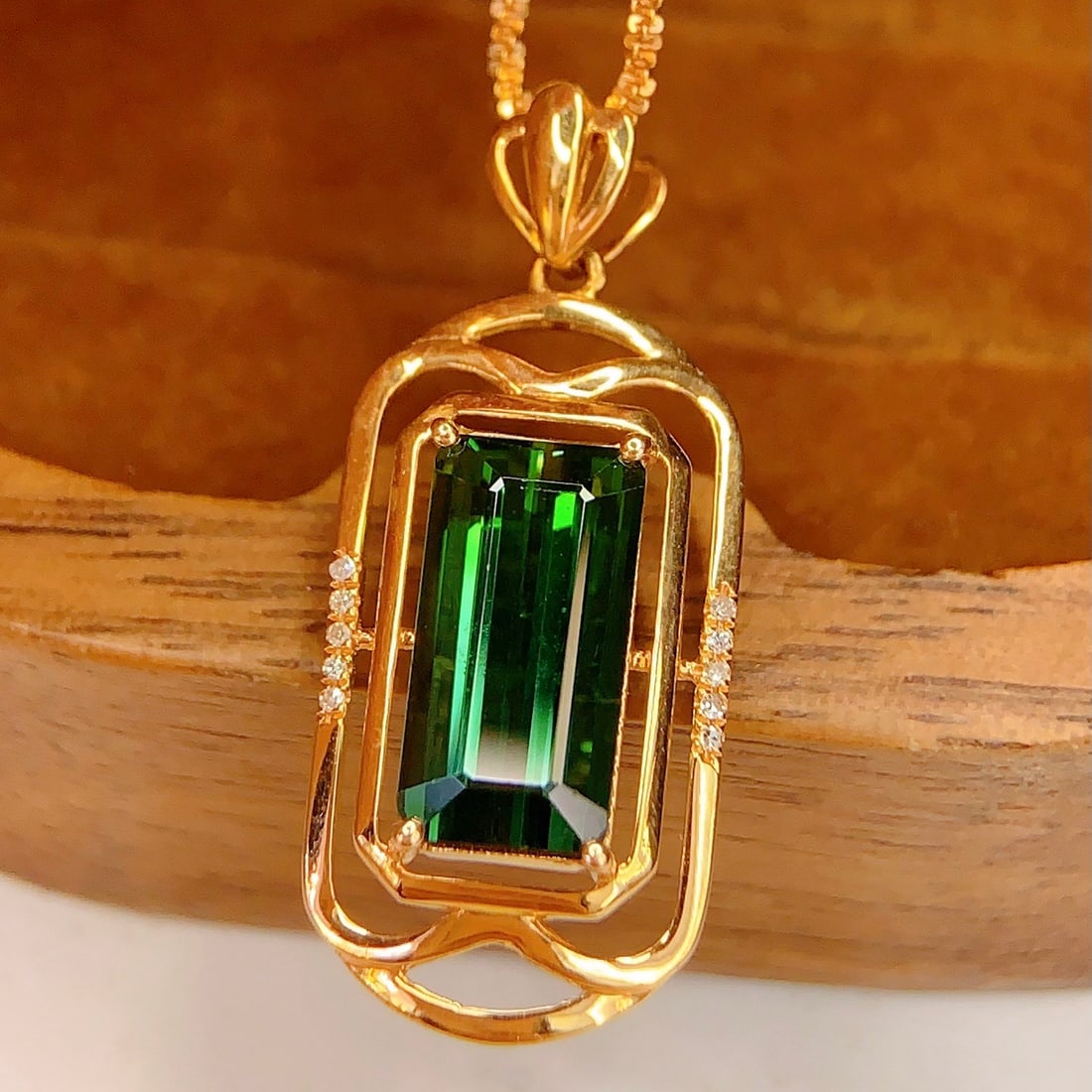 14k Gold 2.65 Ct Natural Tourmaline & Diamond Pendant( Without Chain ): Ref:231138337 // gold content:14k gold // main gemstone:tourmaline // shape:octagonal // carat weight:2. 65ct // color:green // treatment:natural // // adjacent gemstone 2 : diamond // number of