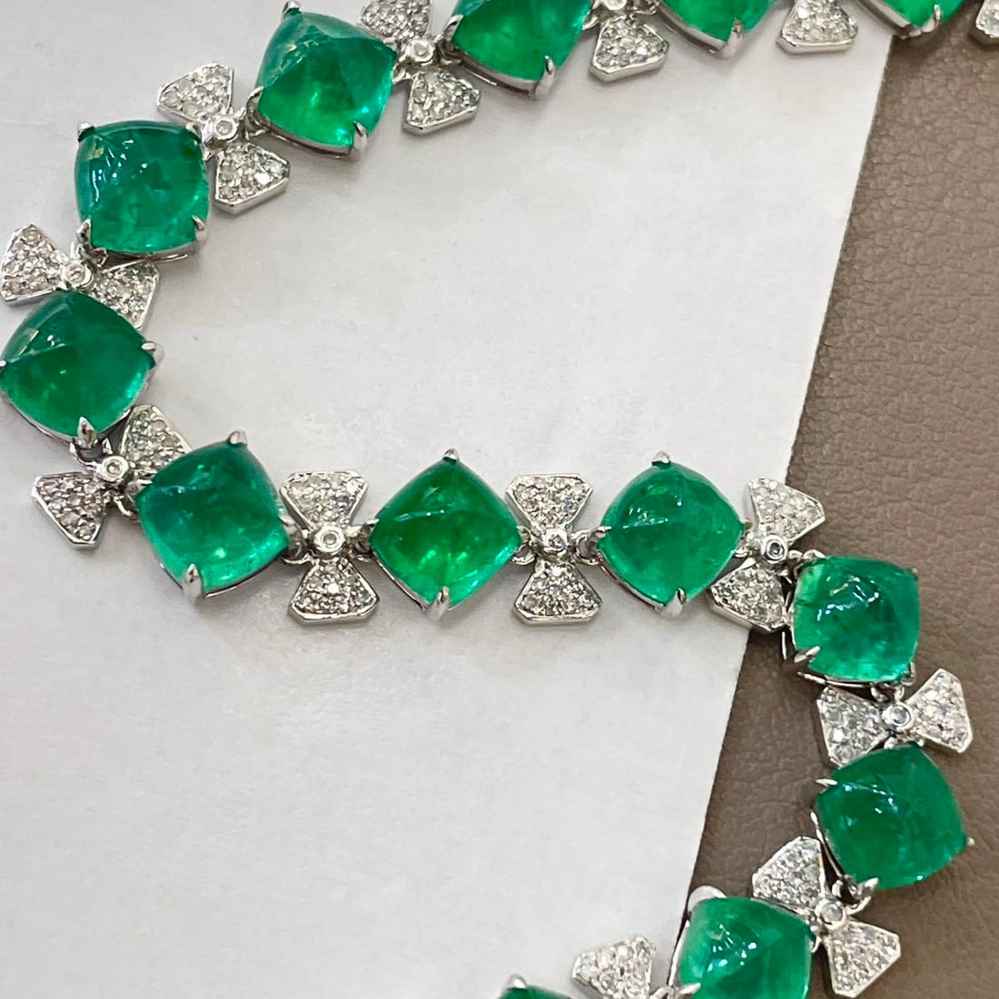14k Gold 21 Ct Natural Emerald & Diamond Bracelet: Ref:231138345 // gold content:14k gold // main gemstone:emerald // shape:sugar-loaf // carat weight:21ct // color:green // treatment:natural // // adjacent gemstone 2 : diamond // shape:round //