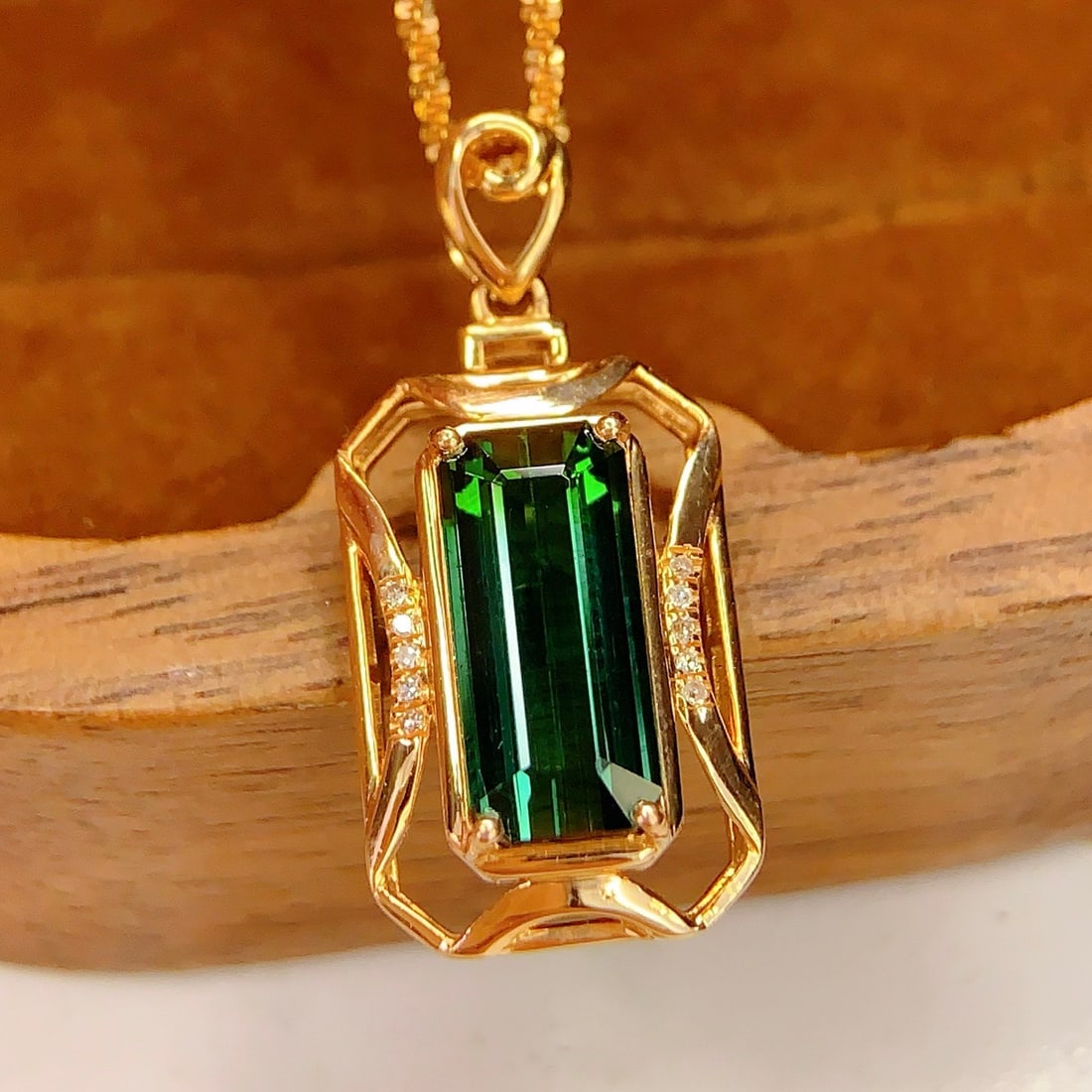 14k Gold 2.25 Ct Natural Tourmaline & Diamond Pendant( Without Chain ): Ref:231138347 // gold content:14k gold // main gemstone:tourmaline // shape:octagonal // carat weight:2. 25ct // color:green // treatment:natural // // adjacent gemstone 2 : diamond // number of