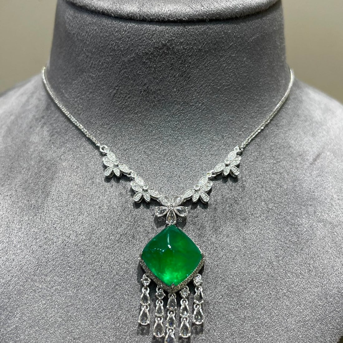 14k Gold 8.68 Ct Natural Emerald & Diamond & Sapphire Necklace: Ref:231138348 // gold content:14k gold // main gemstone:emerald // shape:sugar-loaf // carat weight:8. 68ct // color:green // treatment:natural // // adjacent gemstone 2 : diamond // shape:round //