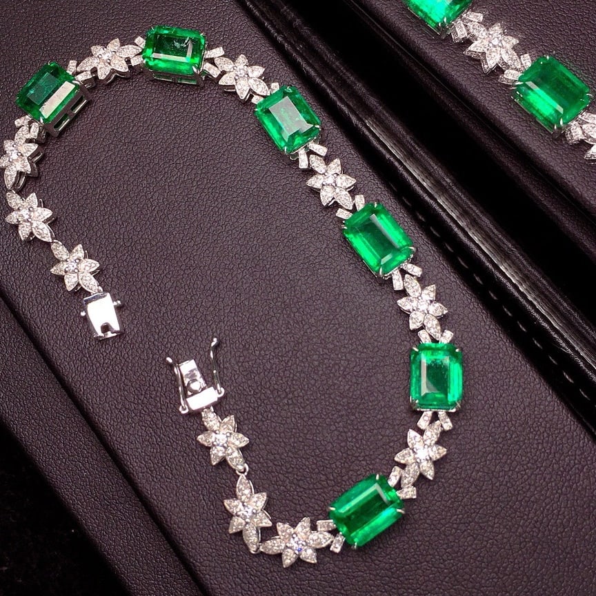 14k Gold 13.30 Ctw Vivid Green Natural Emerald & Diamond Bracelet: Ref:231138351 // gold content:14k gold // main gemstone:emerald // shape:octagonal // carat weight:12. 4ct // color:vivid green // treatment:natural // // adjacent gemstone 2 : diamond //