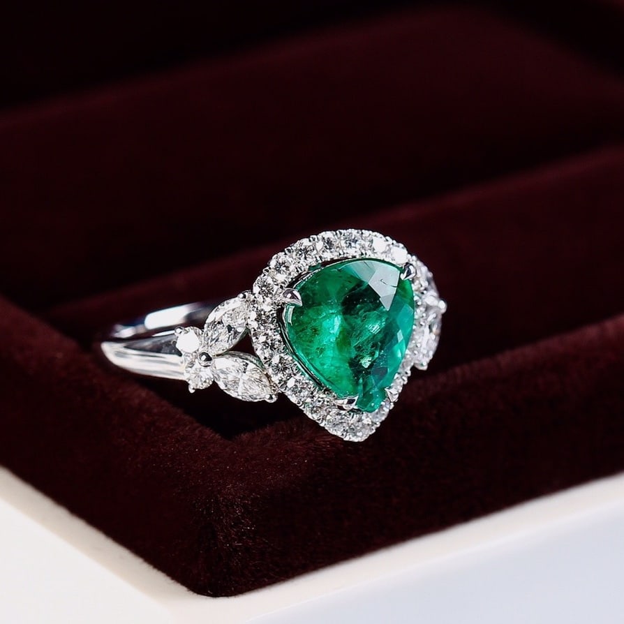 14k Gold 2.79 Ctw Vivid Green Natural Emerald & Diamond Ring: Ref:231138366 // gold content:14k gold // ring size:7. 25us // // main gemstone:emerald // shape:pear // carat weight:1. 91ct // color:vivid green // treatment:natural // // adjacent gemstone 2 : diam