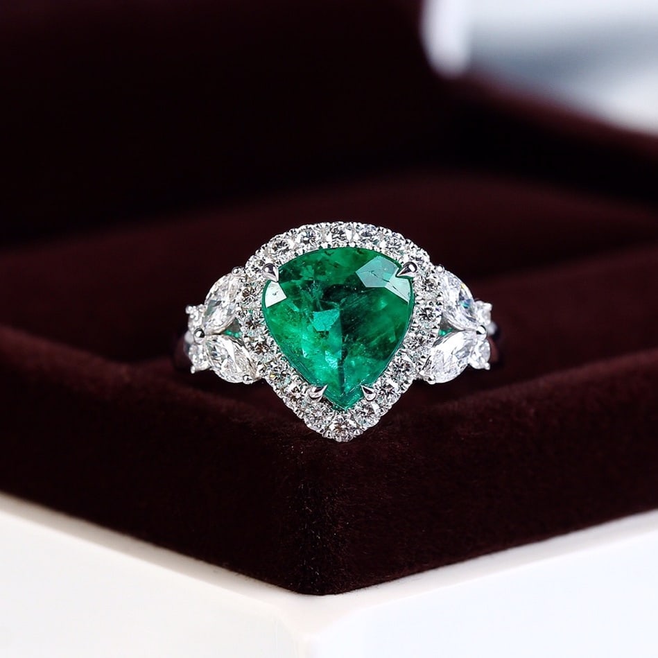 14k Gold 2.79 Ctw Vivid Green Natural Emerald & Diamond Ring - 5