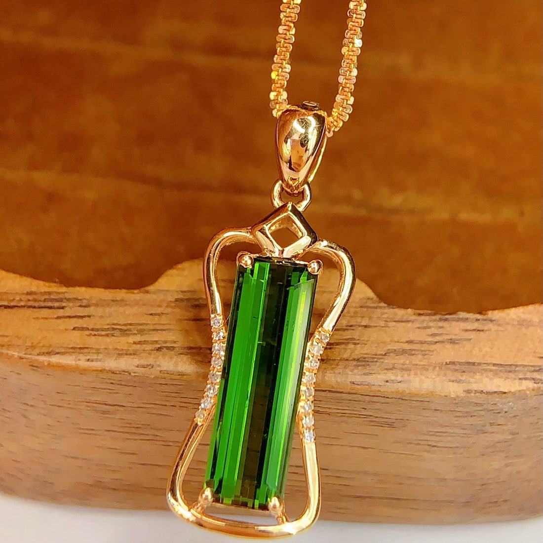 14k Gold 2 Ct Natural Tourmaline & Diamond Pendant( Without Chain ): Ref:231138376 // gold content:14k gold // main gemstone:tourmaline // shape:octagonal // carat weight:2ct // color:green // treatment:natural // // adjacent gemstone 2 : diamond // number of