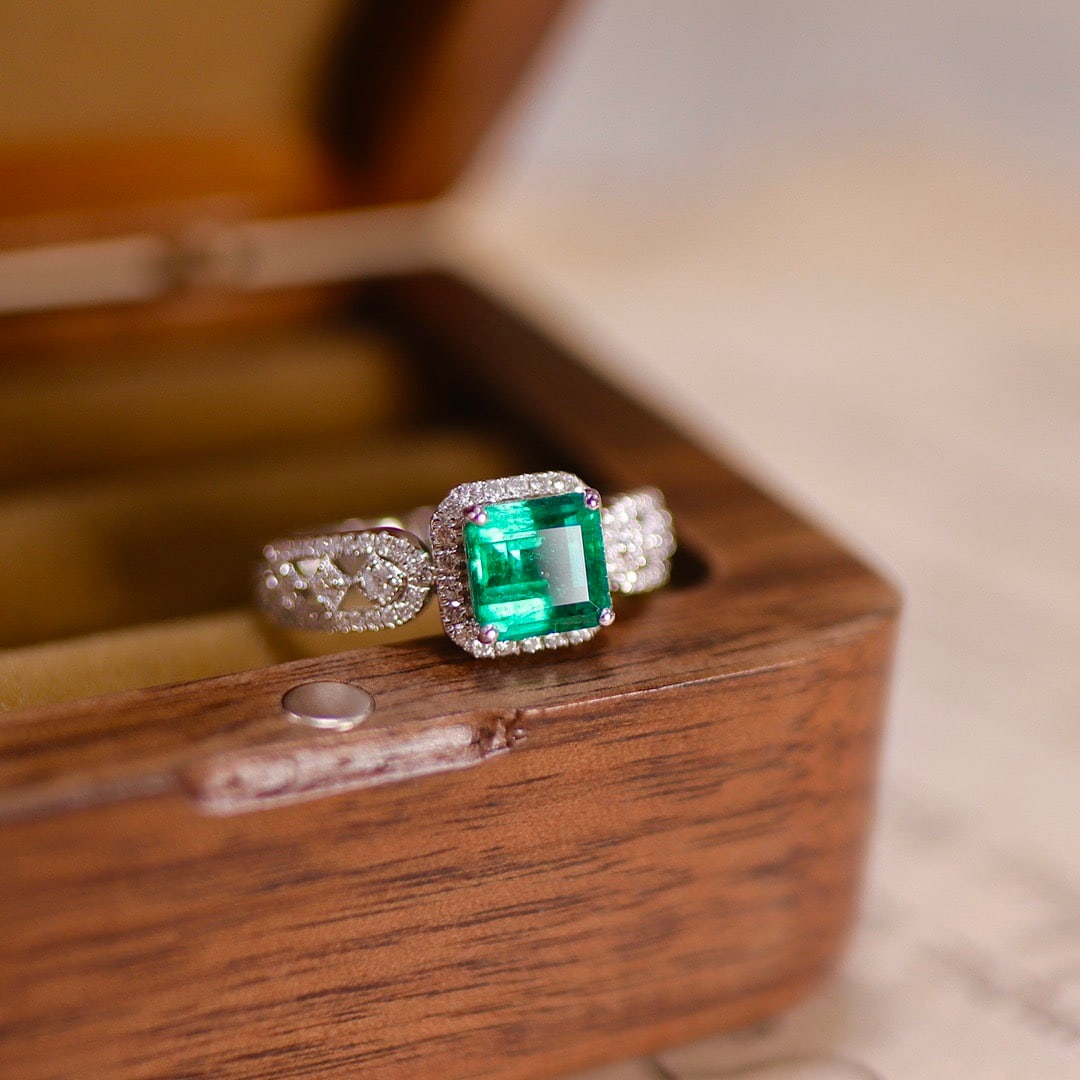 14k Gold 1.58 Ctw Vivid Green Natural Emerald & Diamond Ring - 4